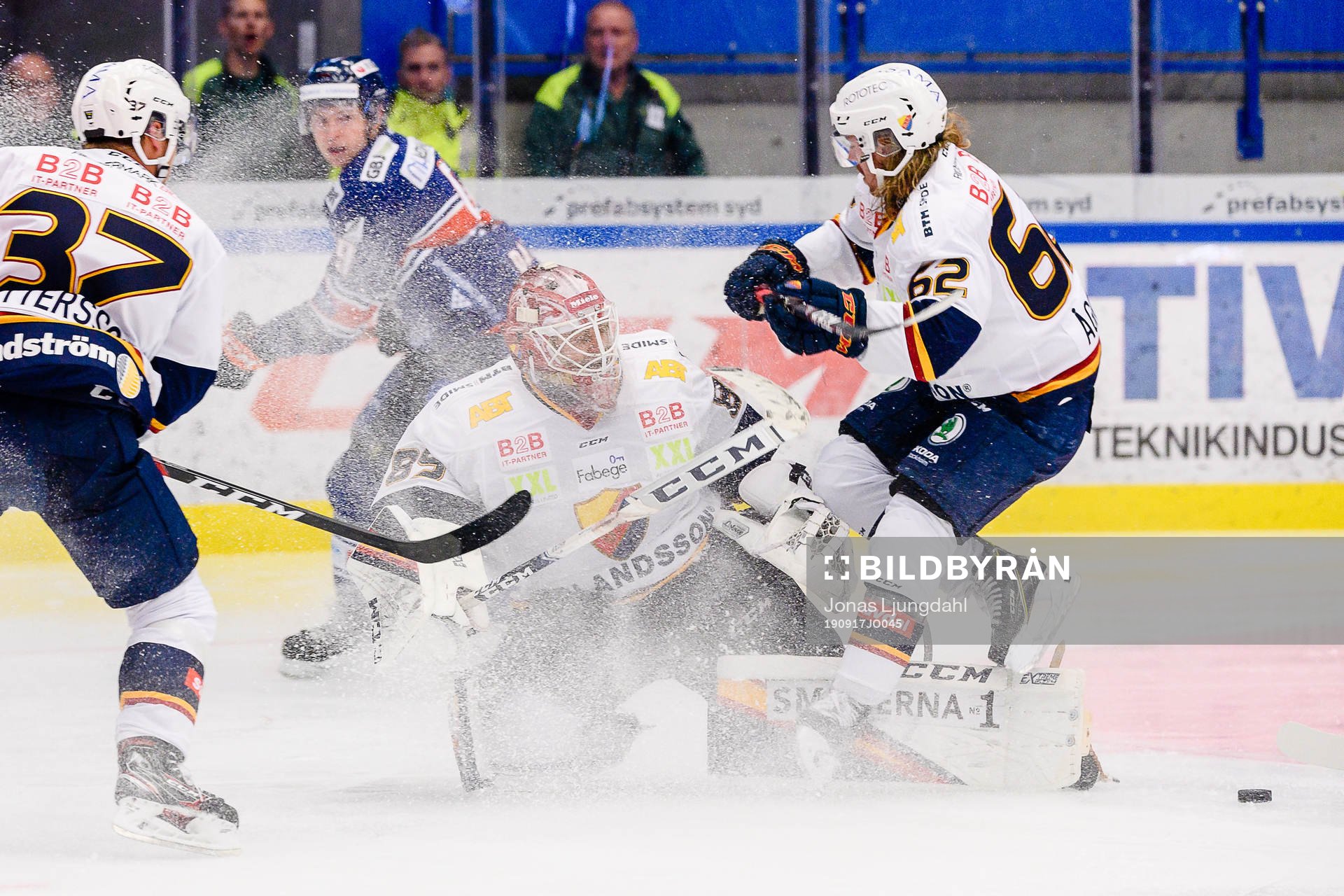 Djurgårdens målvakt Niklas Svedberg krockar med Manuel