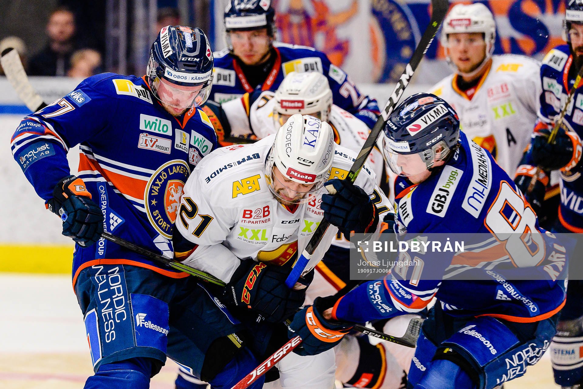 Djurgårdens Patrik Berglund mellan Växjös Martin