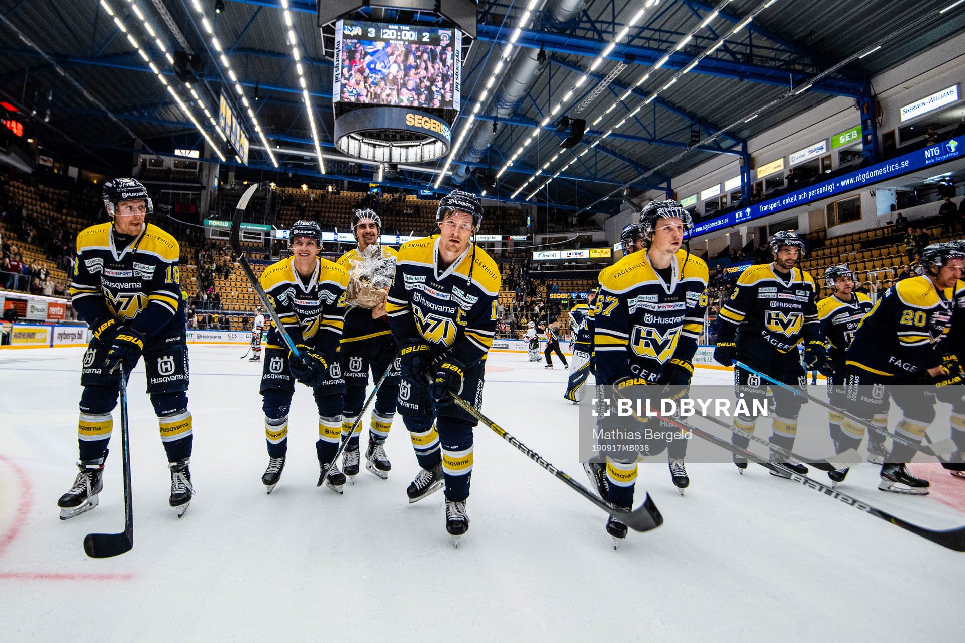 s Simon Önerud jublar med lagkamrater