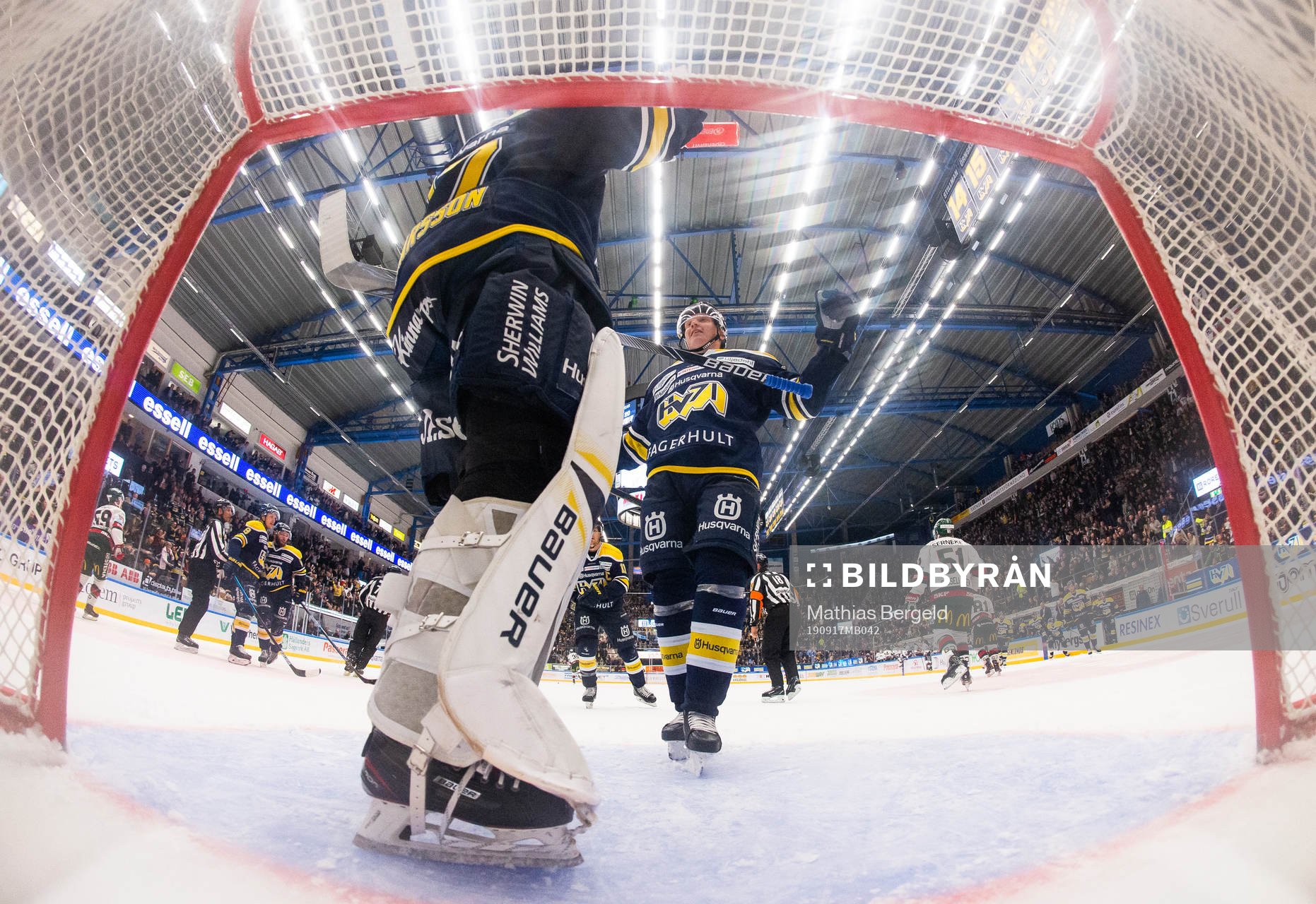 s målvakt Jonas Gunnarsson och Emil Johansson jublar