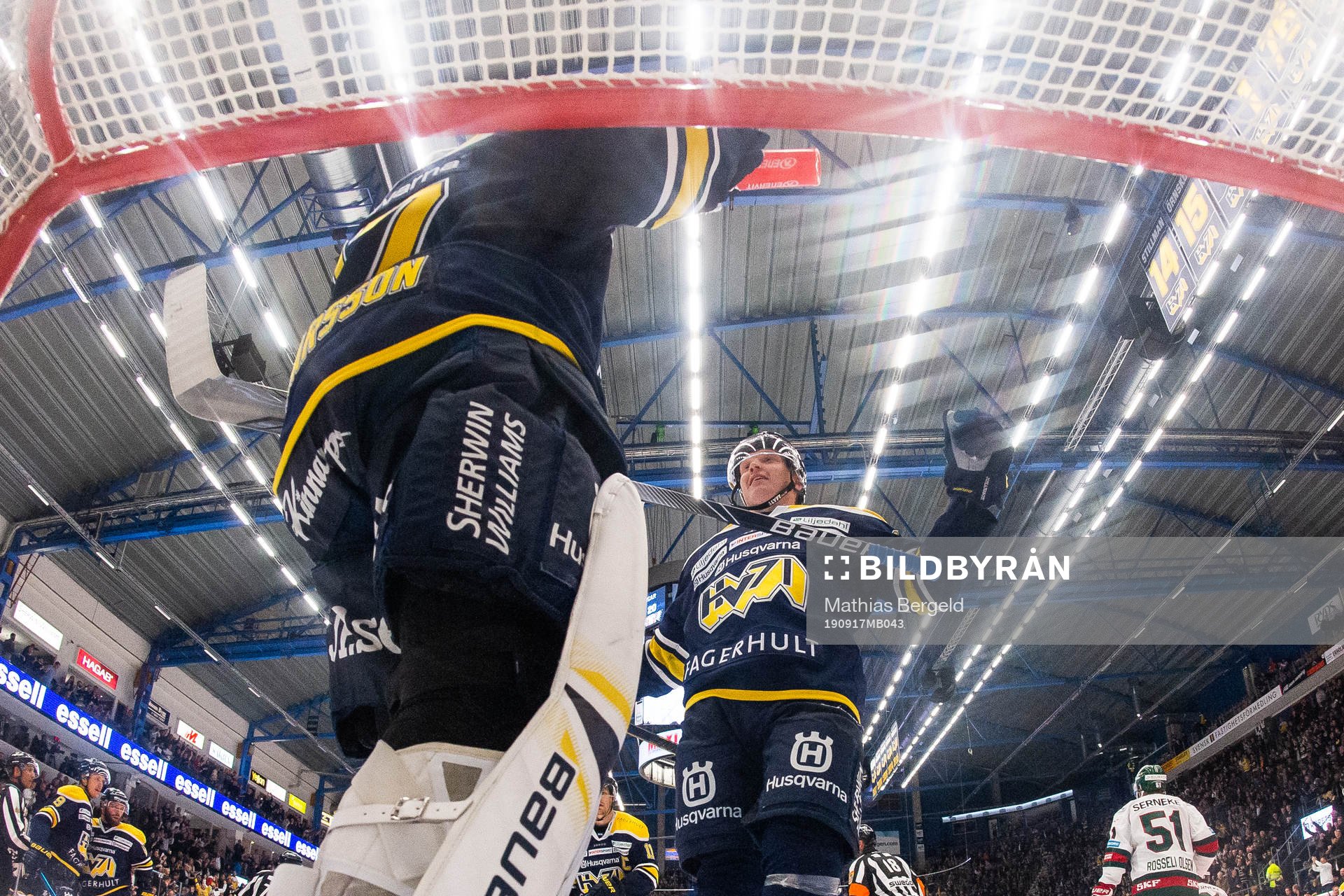 s målvakt Jonas Gunnarsson och Emil Johansson jublar