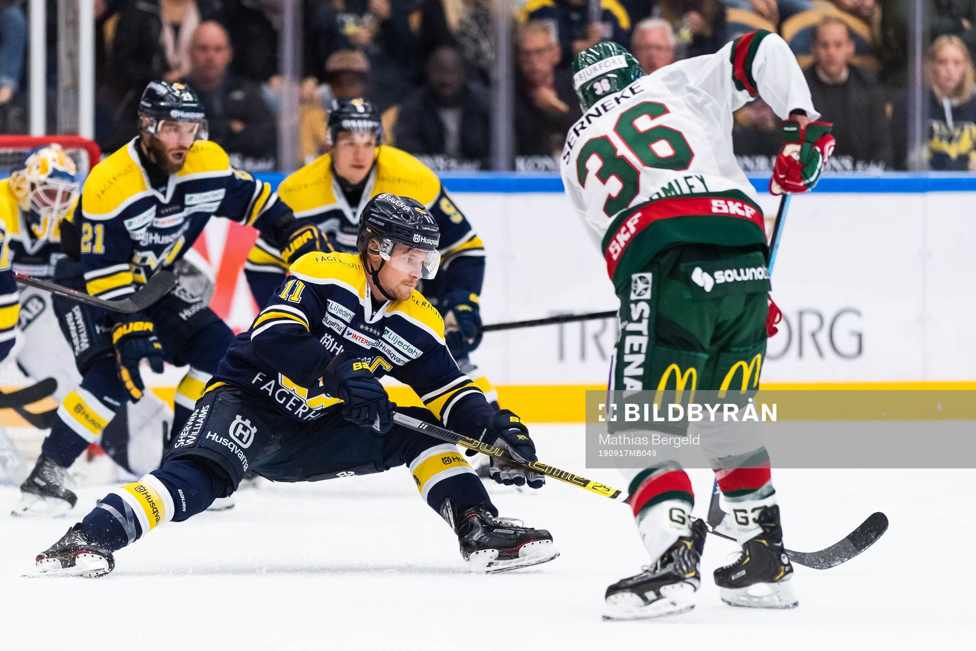s Simon Önerud försvarar mot Frölundas Brandon Gormley
