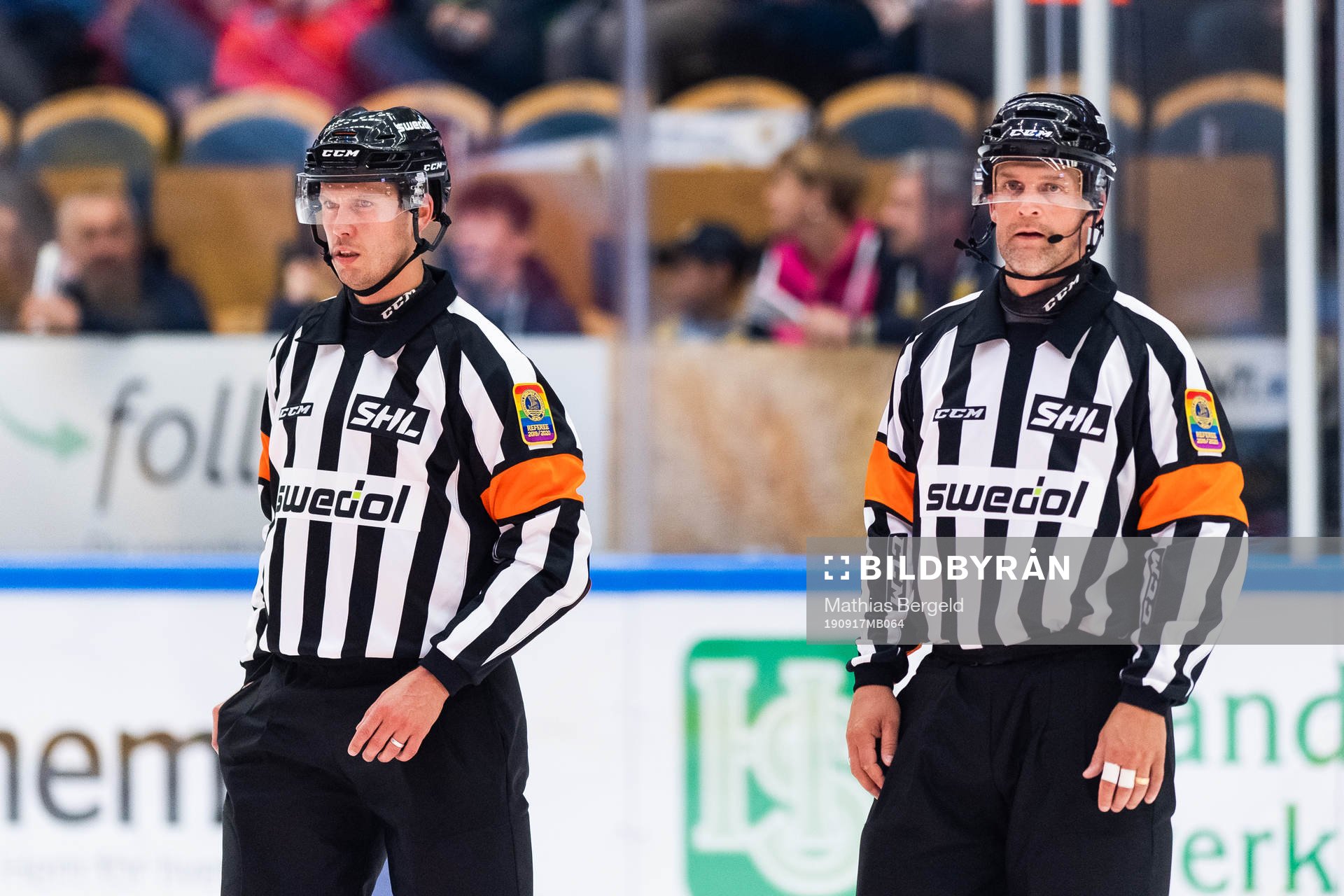 Domarna Johan Magnusson och Mikael Nord