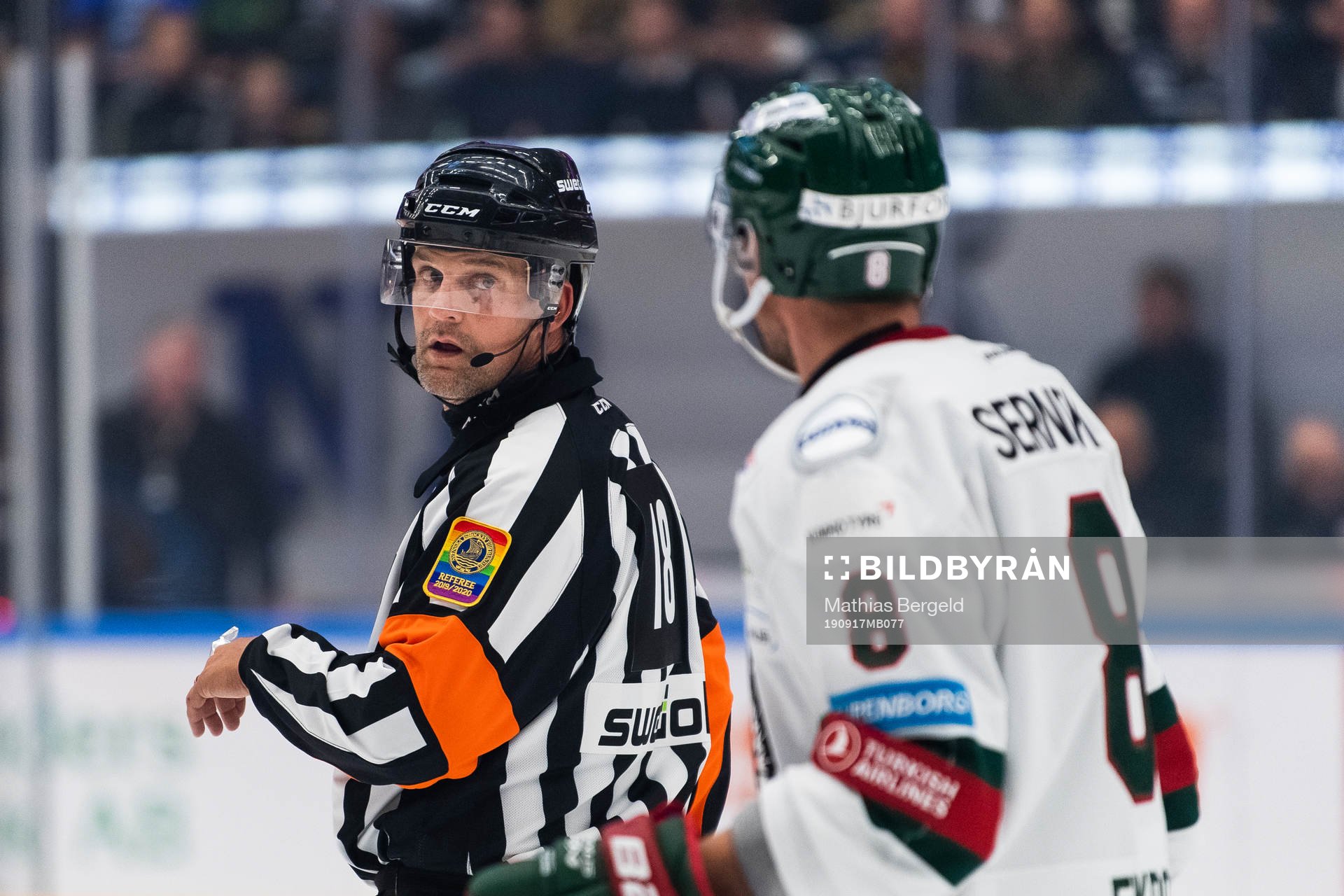 Domare Mikael Nord och Viktor Ekbom i diskussion