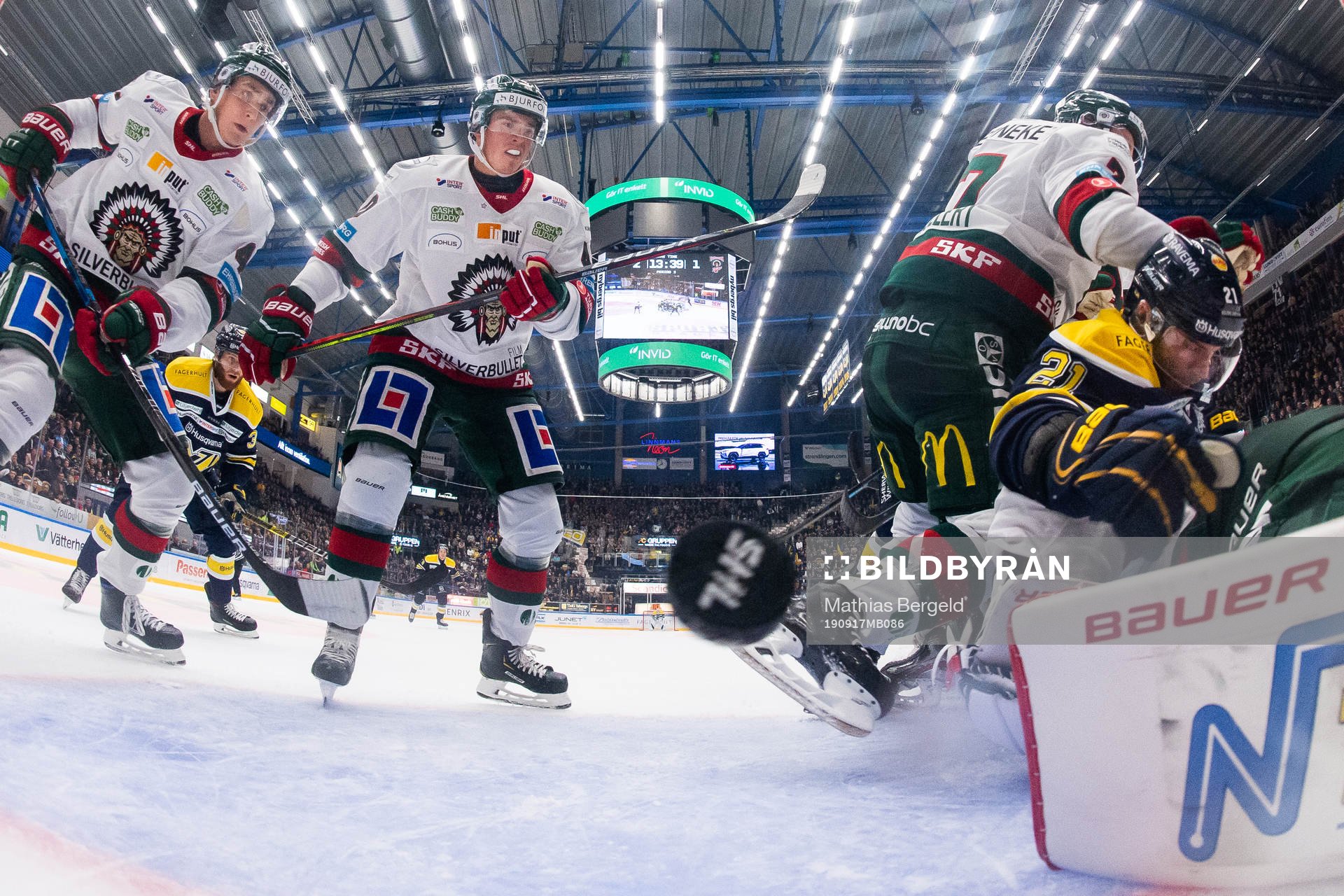 Frölundas Jacob Peterson och Joel Mustonen ser pucken gå