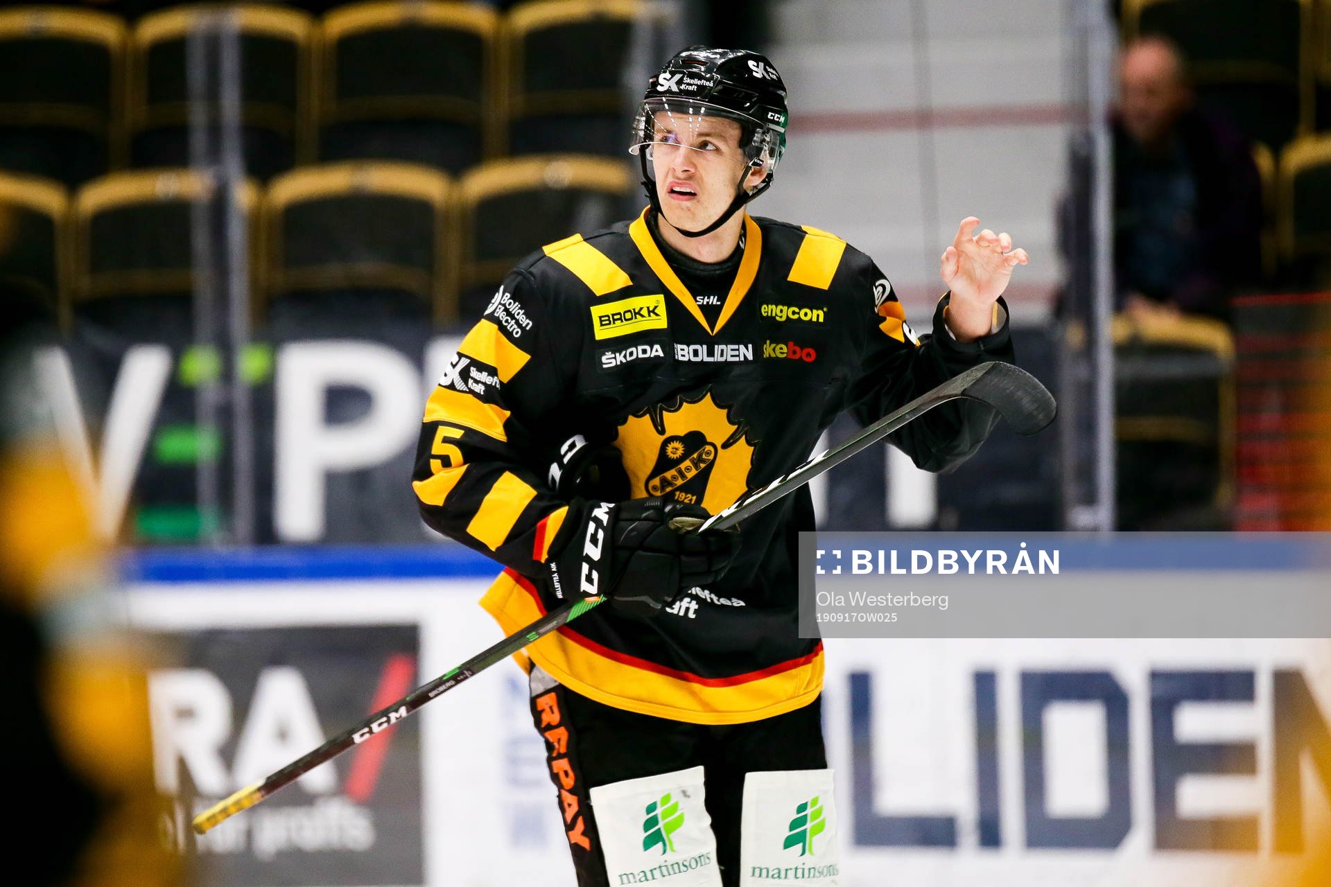 Skellefteås Philip Broberg grinar illa
