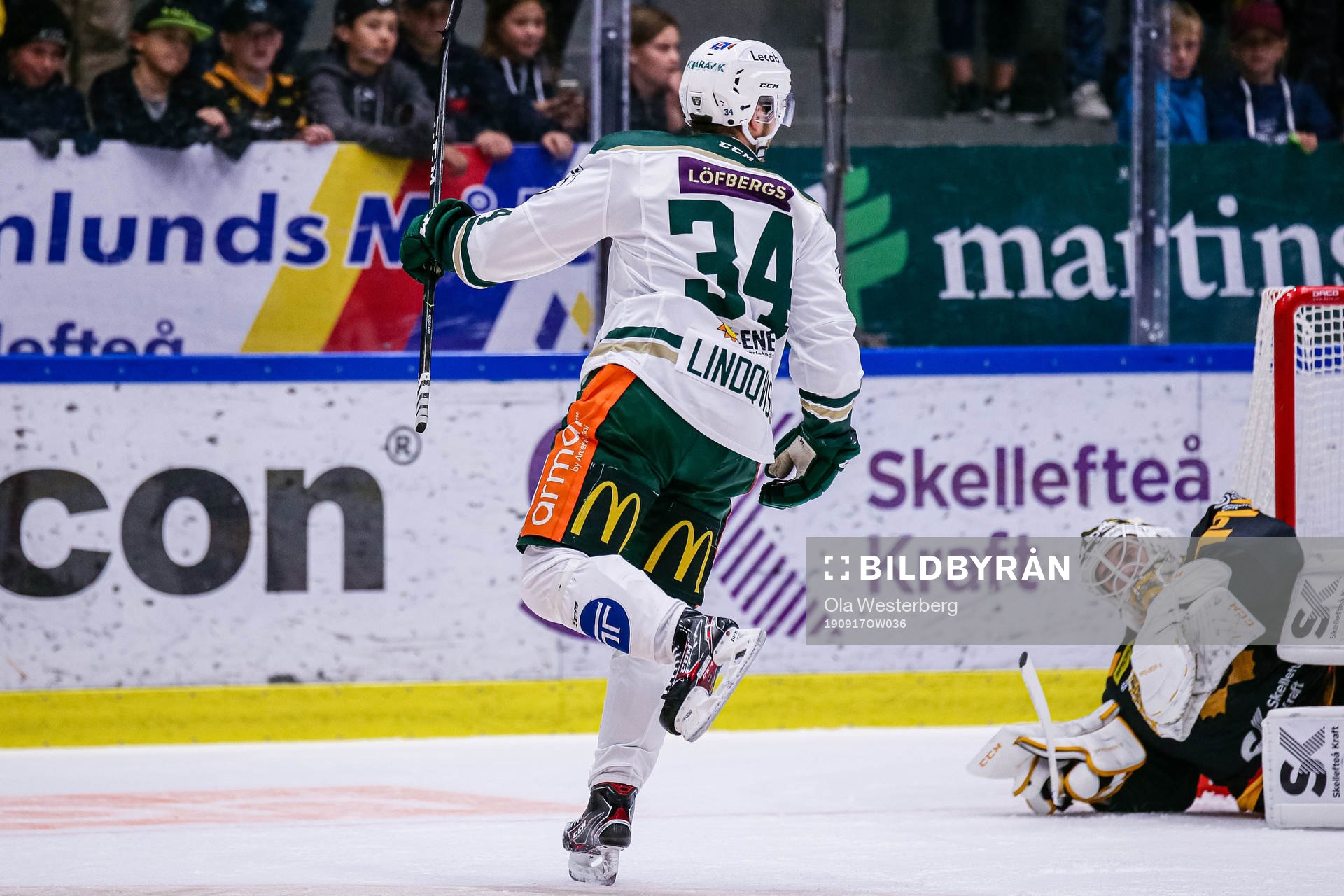 Färjestads  Michael Lindqvist jublar och Skellefteås
