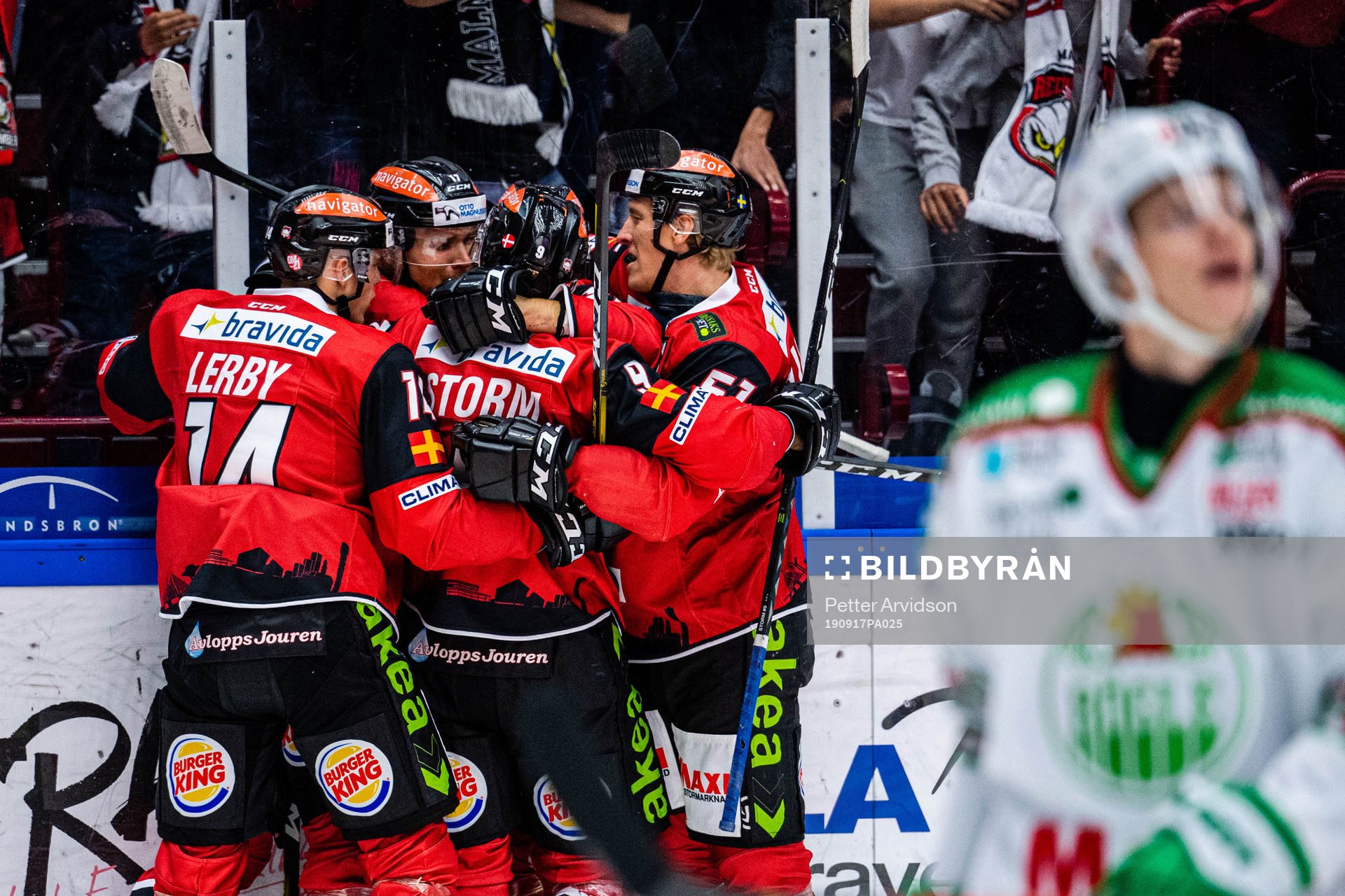 Malmö Redhawks Konstantin Komarek jublar med lagkamrater