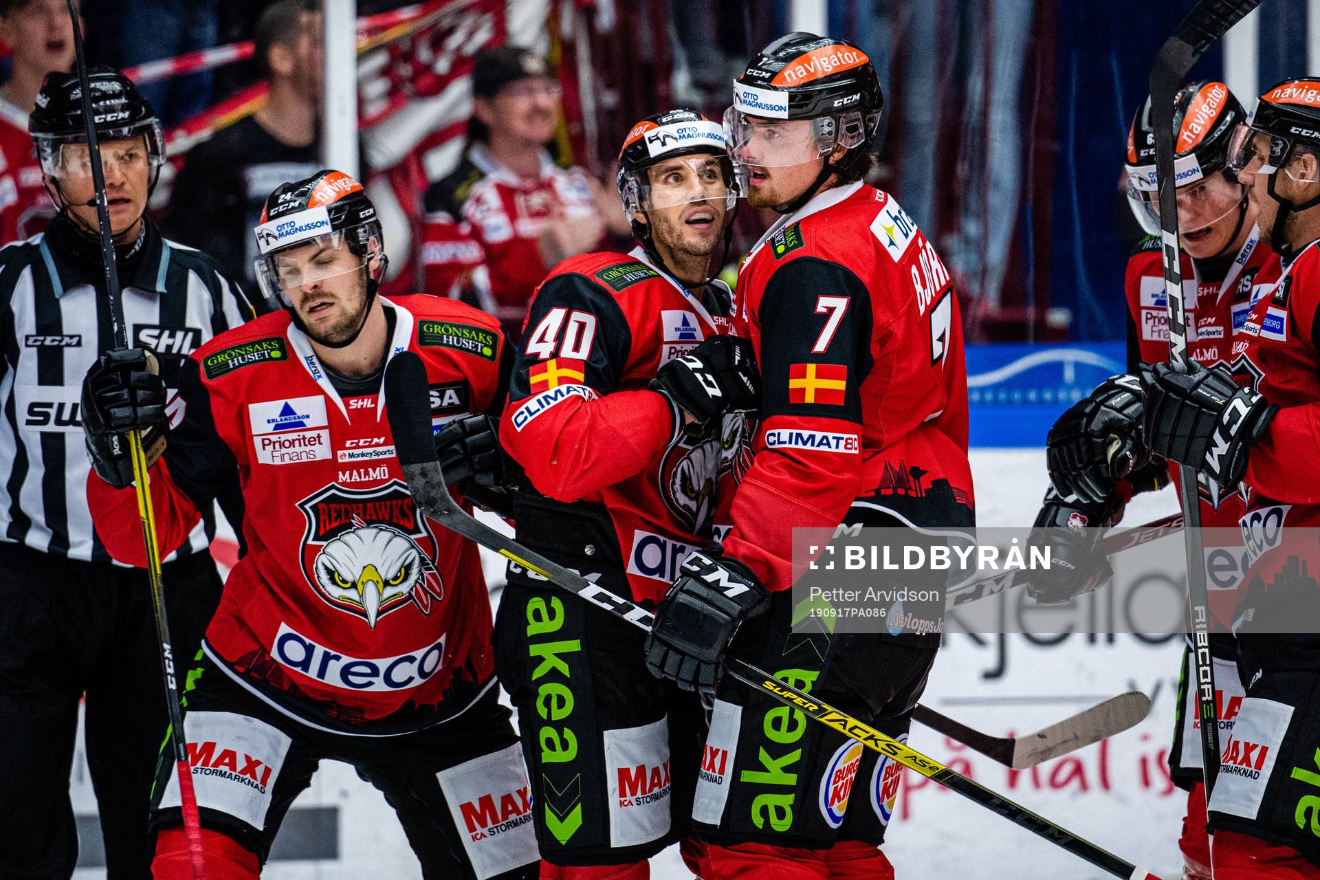 Malmö Redhawks Jesper Jensen jublar med Marcus Björk