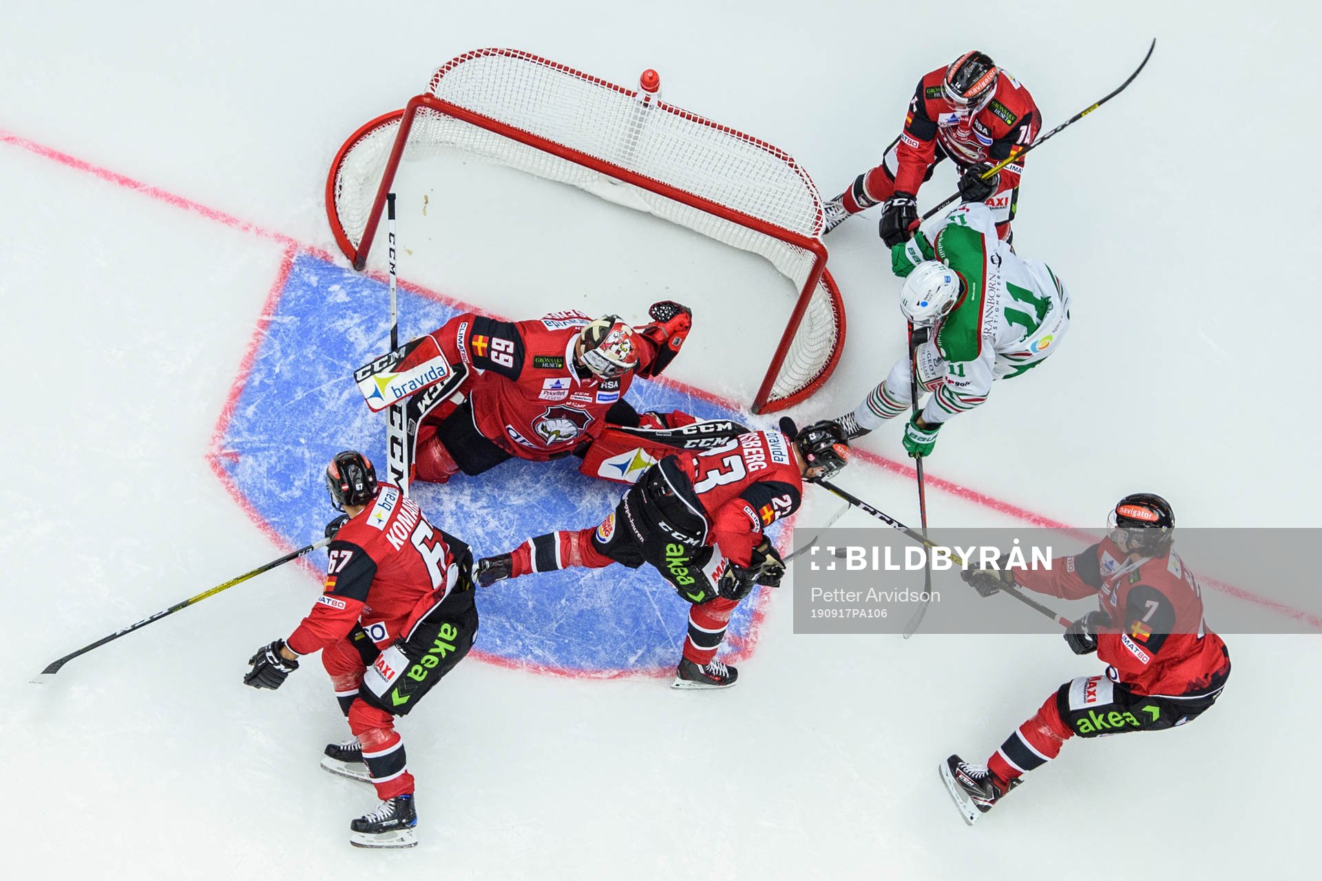 Rögles Mattias Sjögren oroar mot Malmö Redhawks målvakt