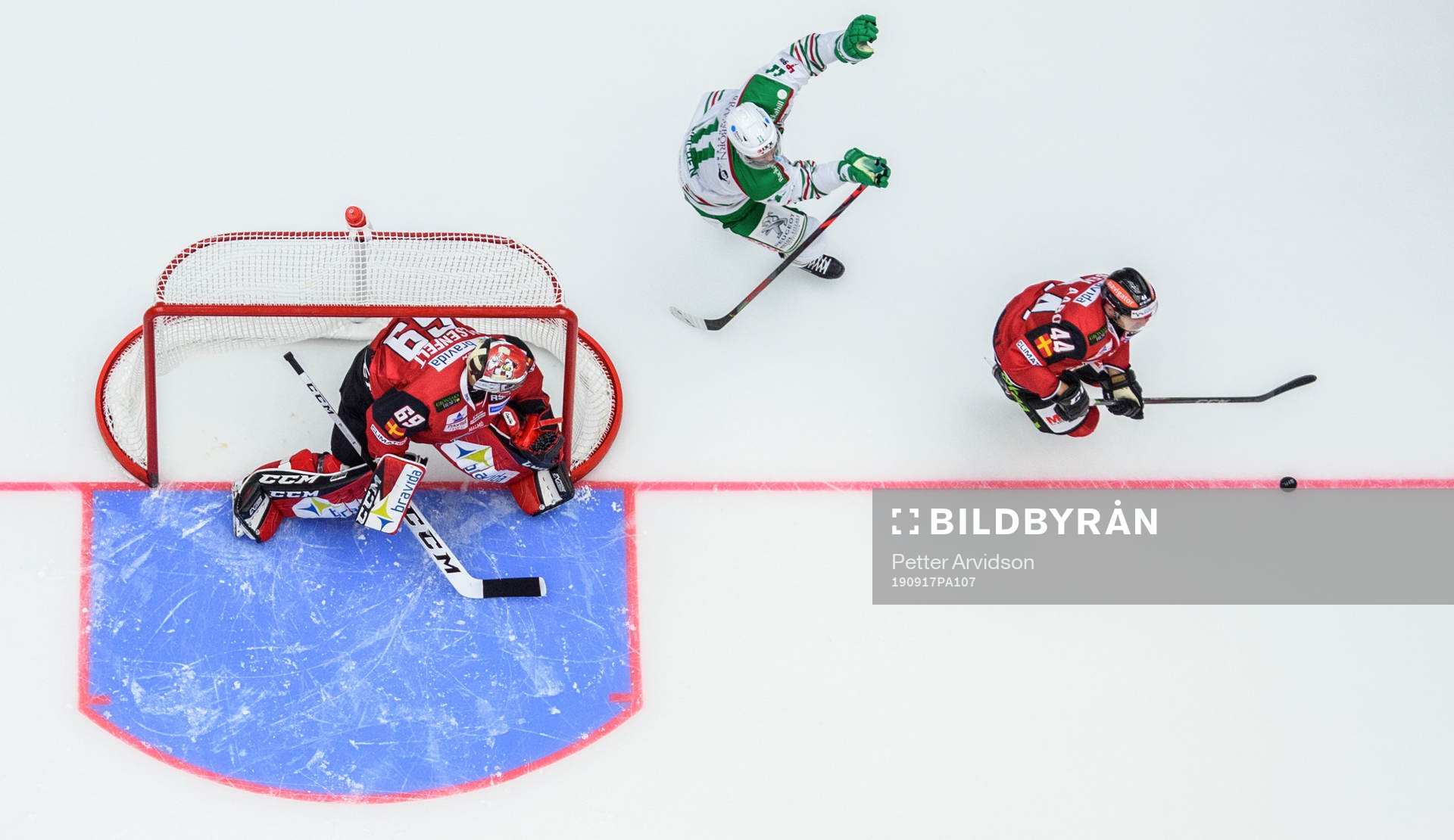 Rögles Mattias Sjögren jagar Malmö Redhawks Jesper