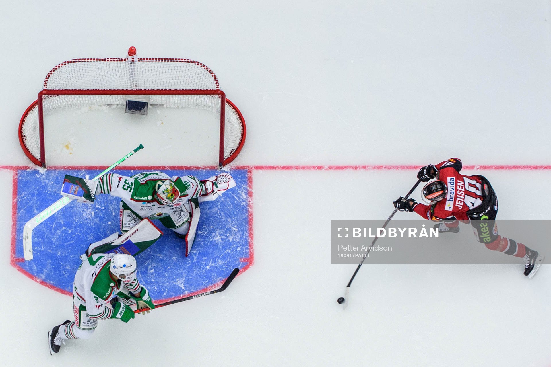 Malmö Redhawks Jesper Jensen gör 2-3 målet bakom Rögles