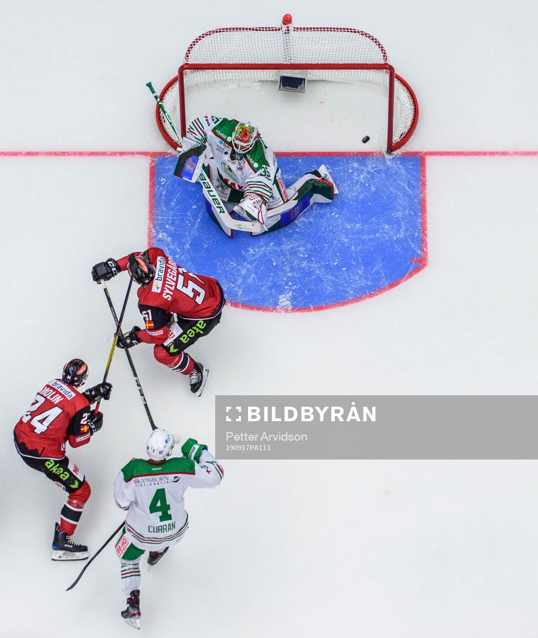 Malmö Redhawks Emil Molin skjuter mot Rögles målvakt