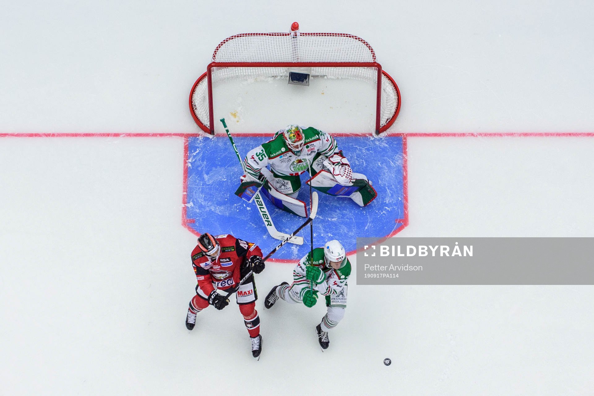 Malmö Redhawks Jesper Jensen och Rögles Daniel Bertov i