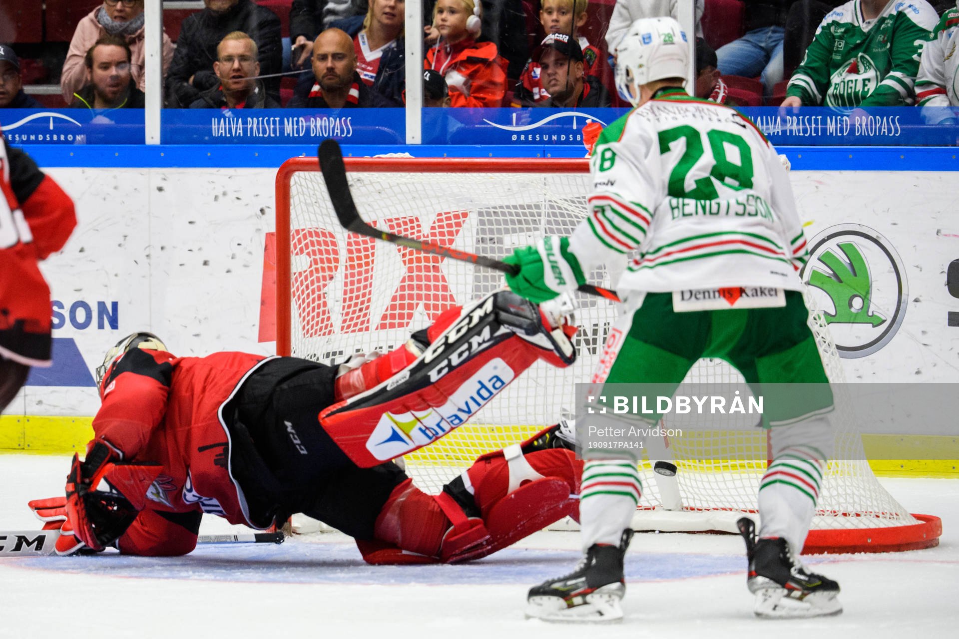 Rögles Daniel Bertov (ej i bild) gör matchavgörande 3-4
