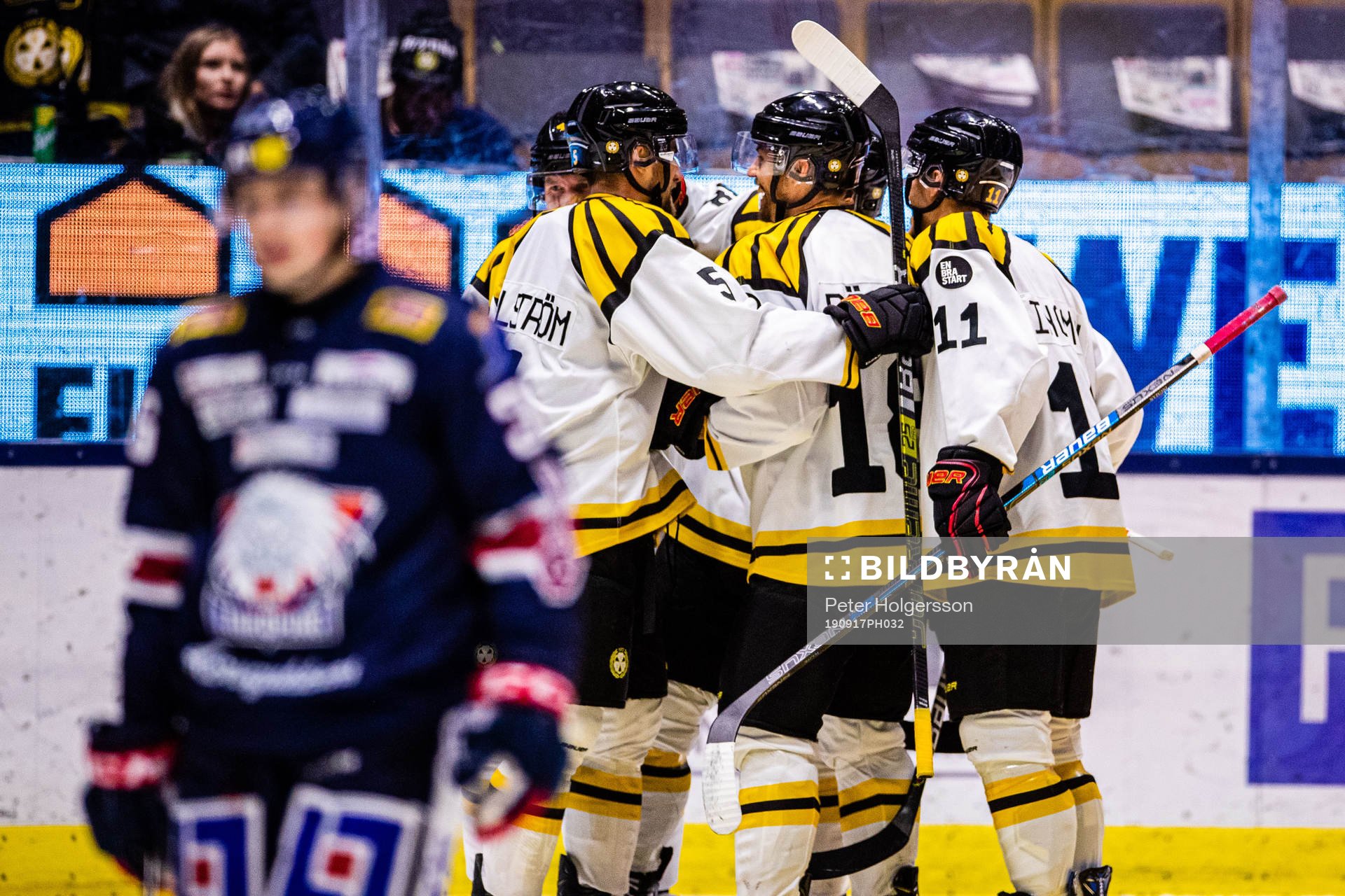 Brynäs spelare jublar samtidigt som Linköpings spelare