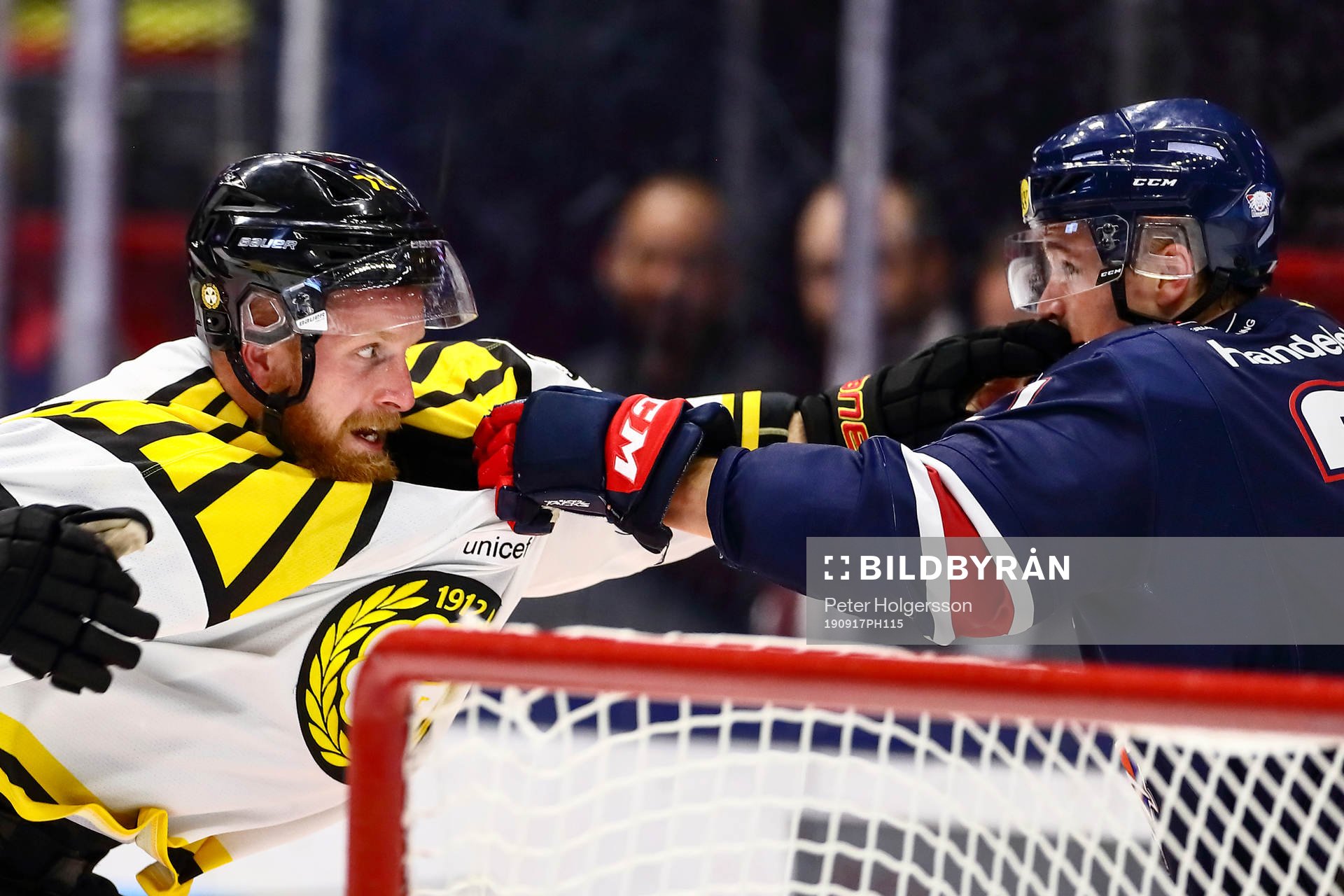 Brynäs Joachim Rodin och Linköpings Adam Ginning i
