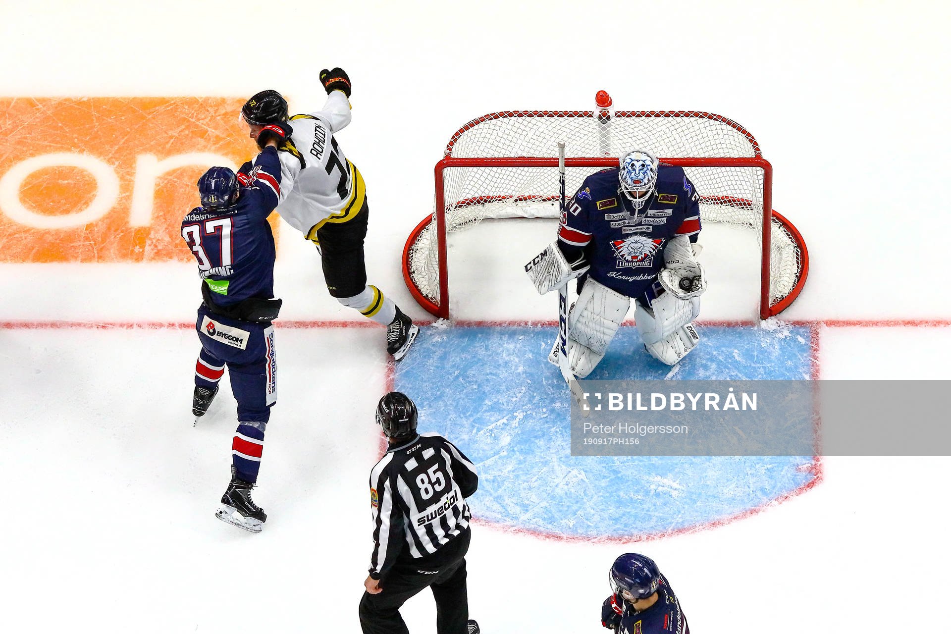 Brynäs Joachim Rodin och Linköpings Adam Ginning i