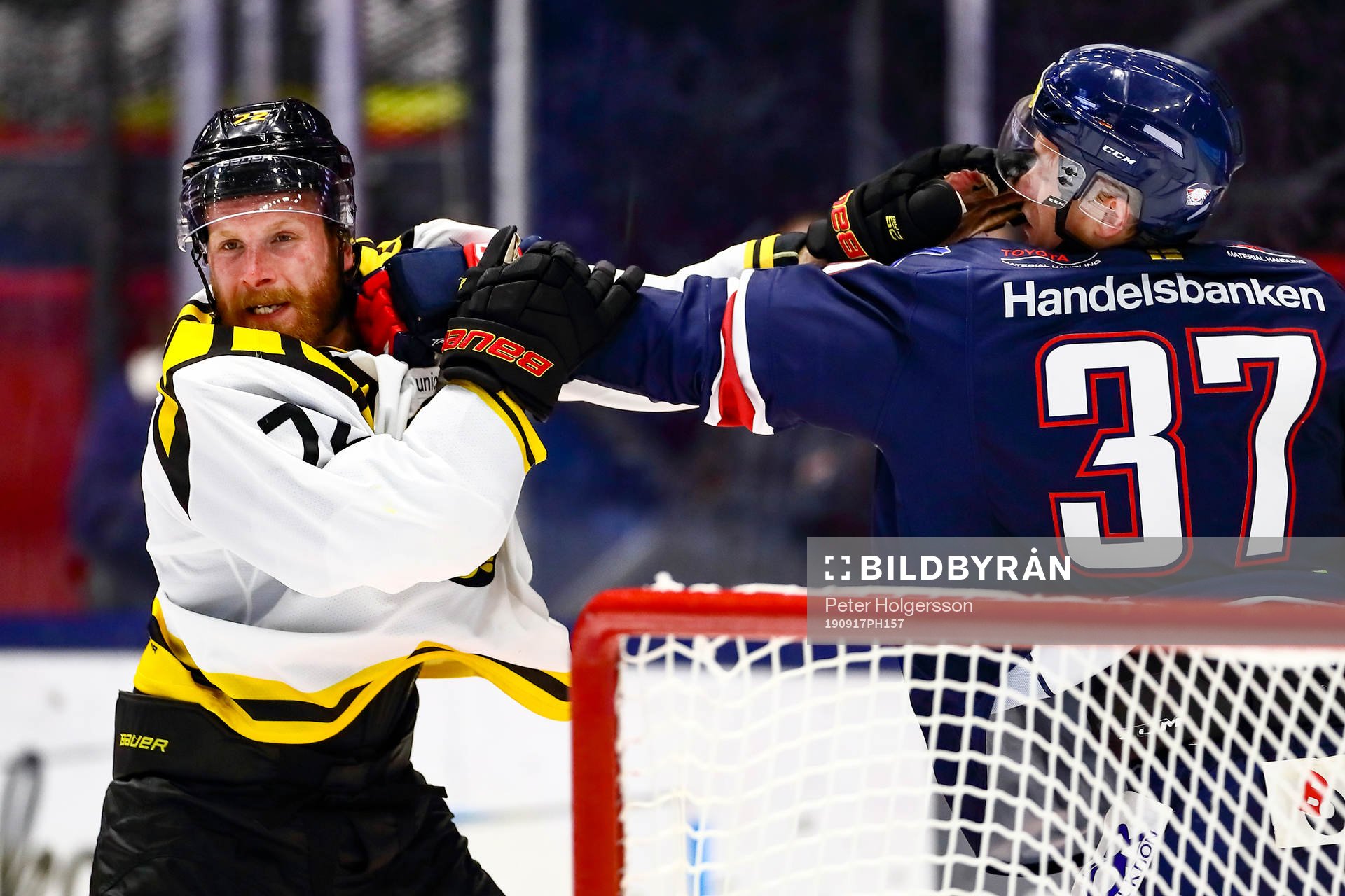 Brynäs Joachim Rodin och Linköpings Adam Ginning i