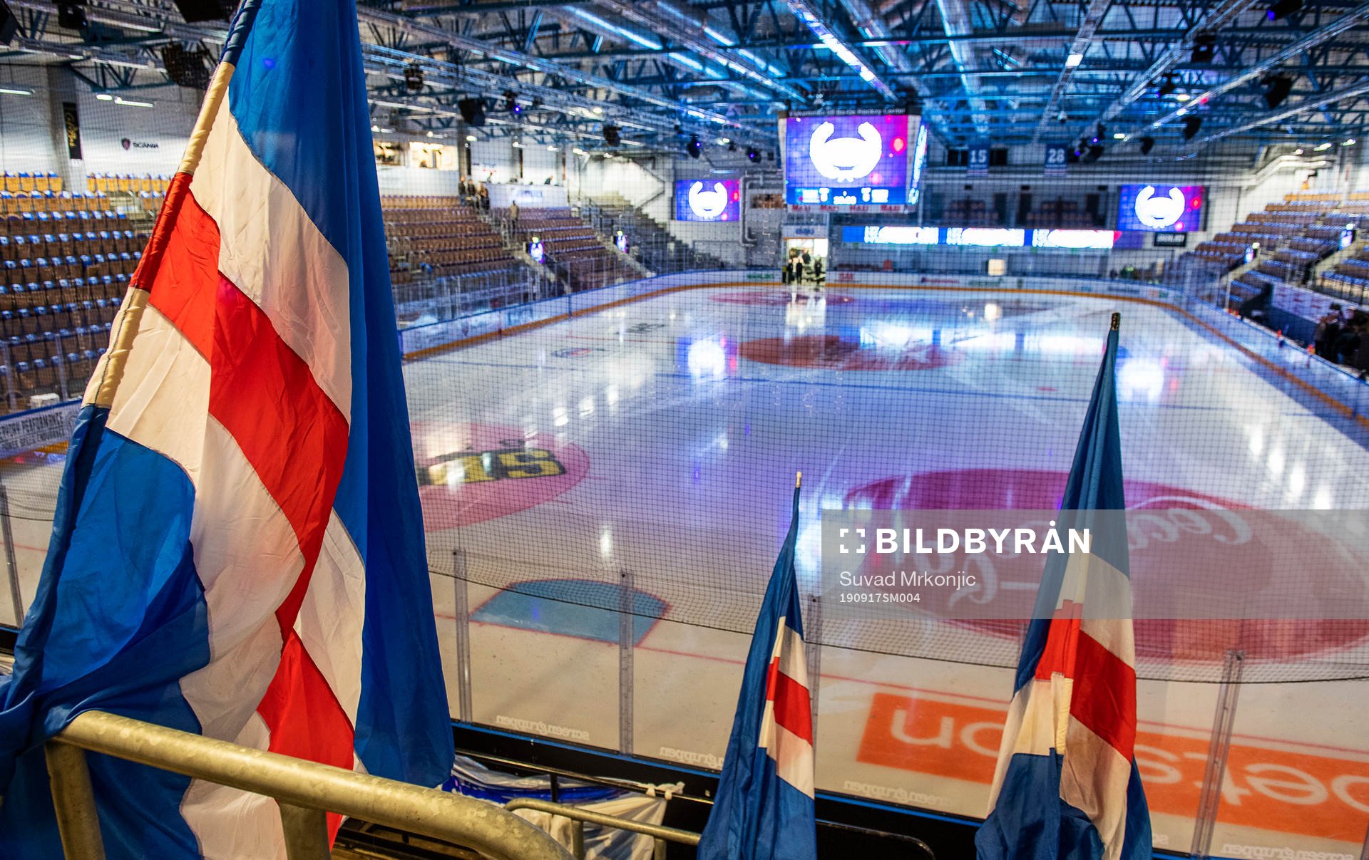 Generell vy av Be-Ge Hockeycenter med flaggor