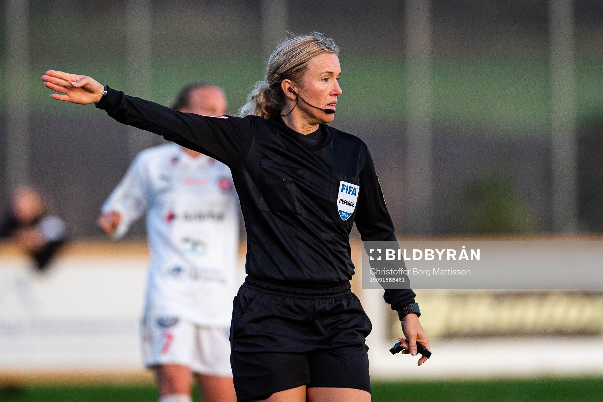 domare Sara Persson under fotbollsmatchen i Svenska Cupen mellan Dösjöbro och FC Rosengård den 18 september 2019 i Dösjöbro.