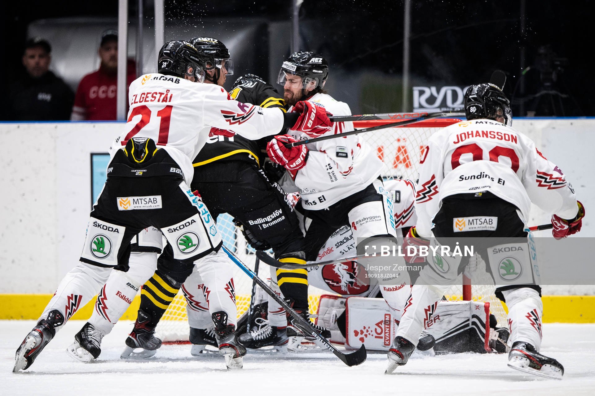 s Sam Marklund i en duell med Vita Hästens Kevin Elgestål