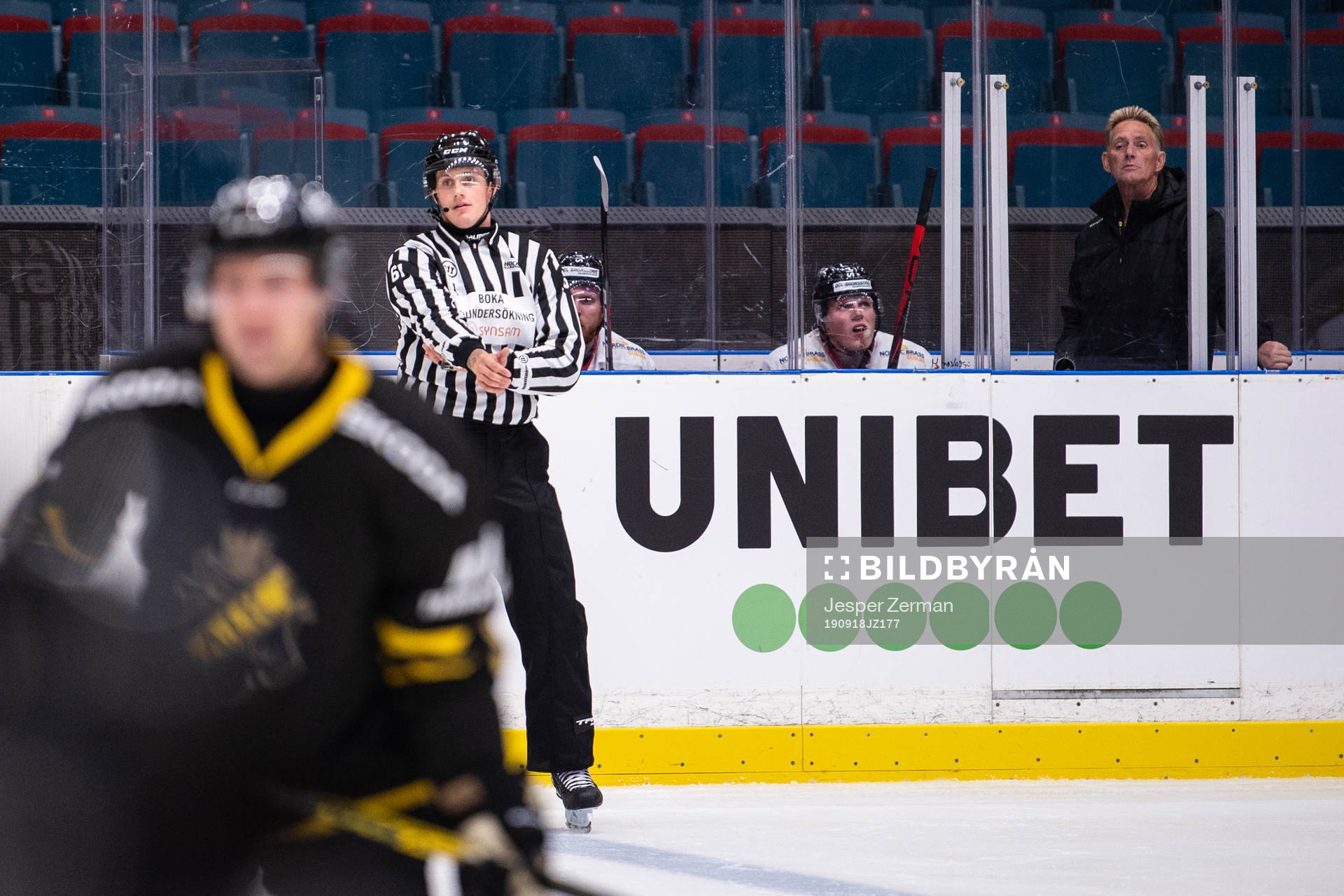 Vita Hästens spelare sitter i utvisningsbåset