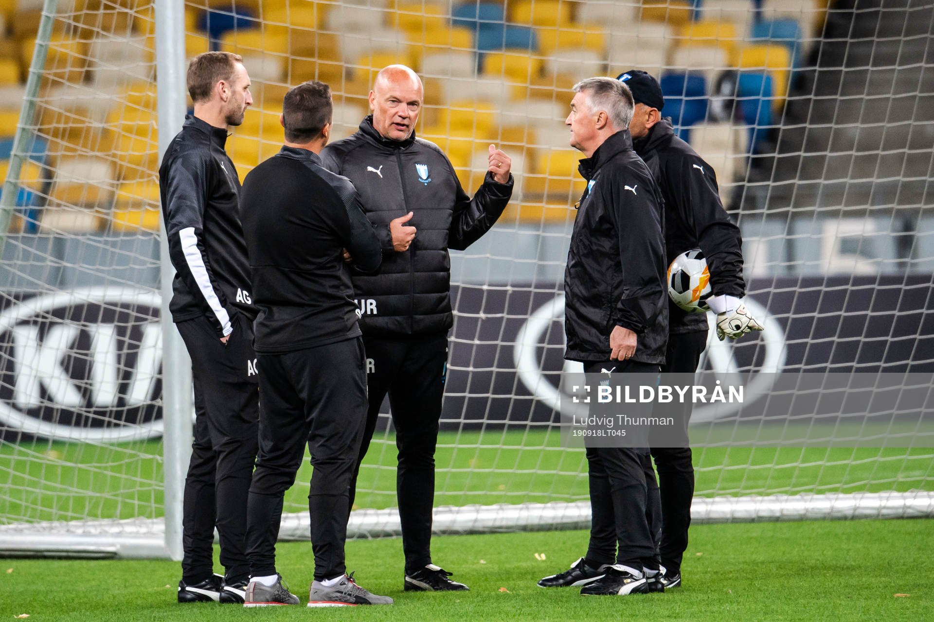 Uwe Rösler, head coach, in a conversation with Andreas