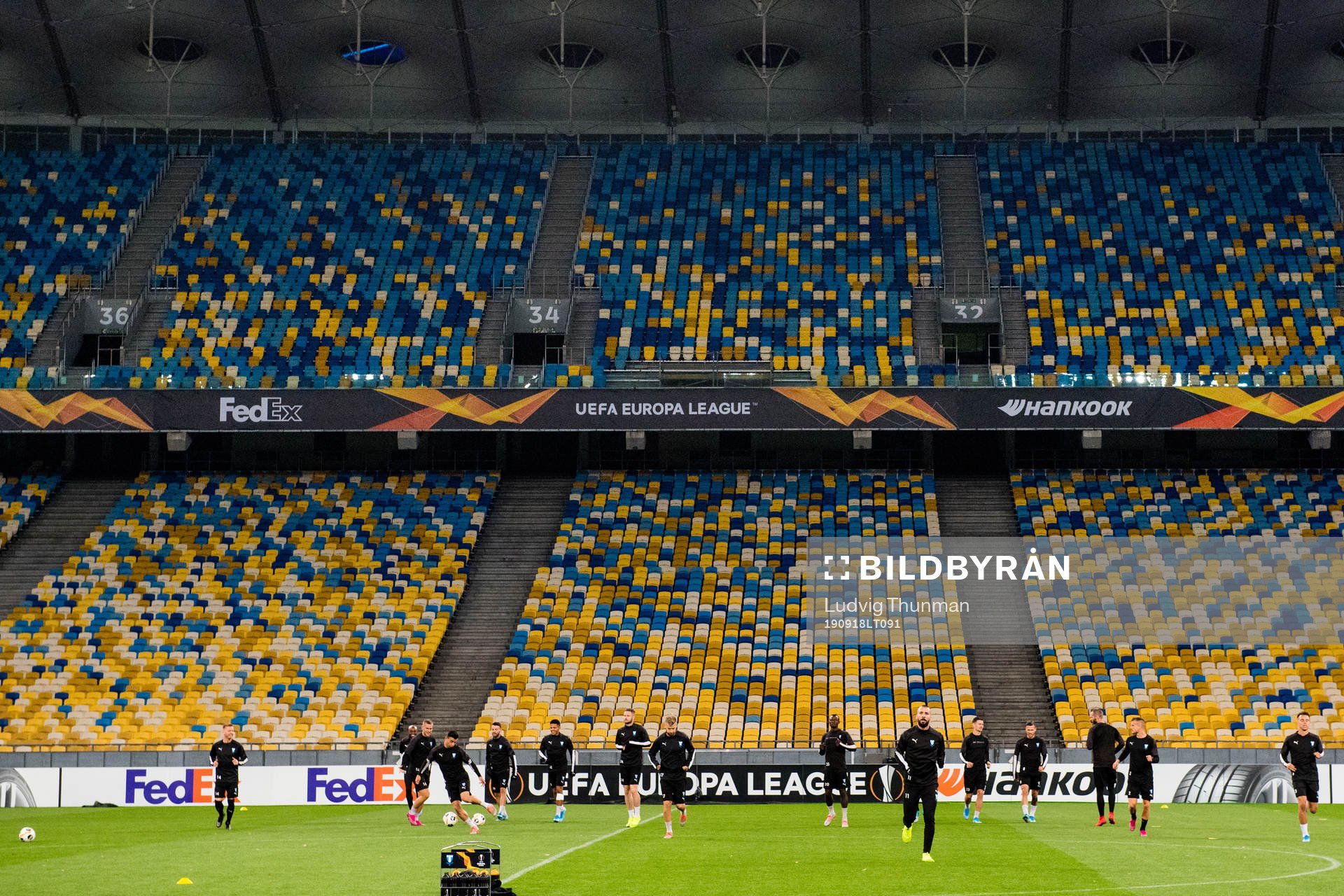 Players warm upp