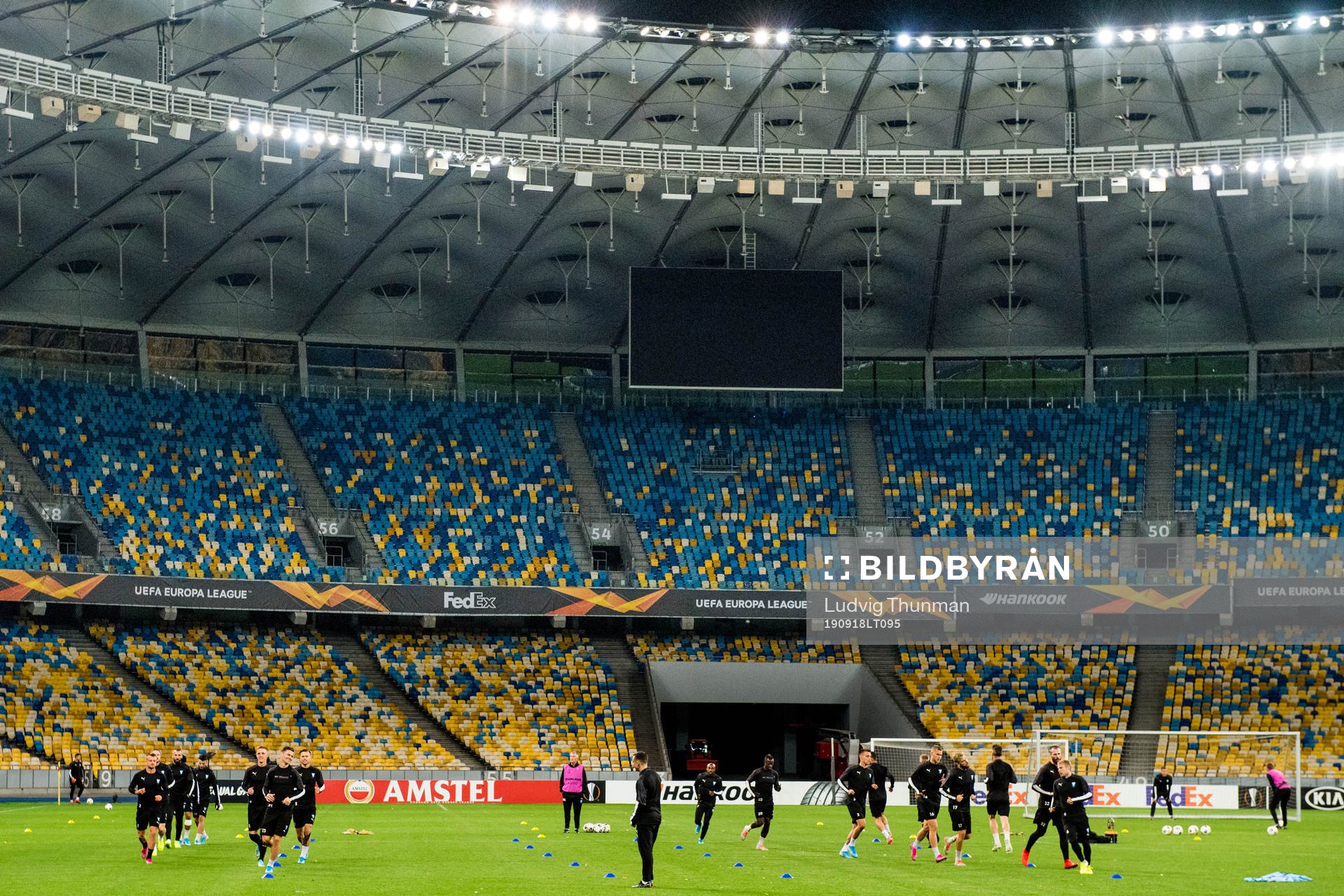 Players warm upp