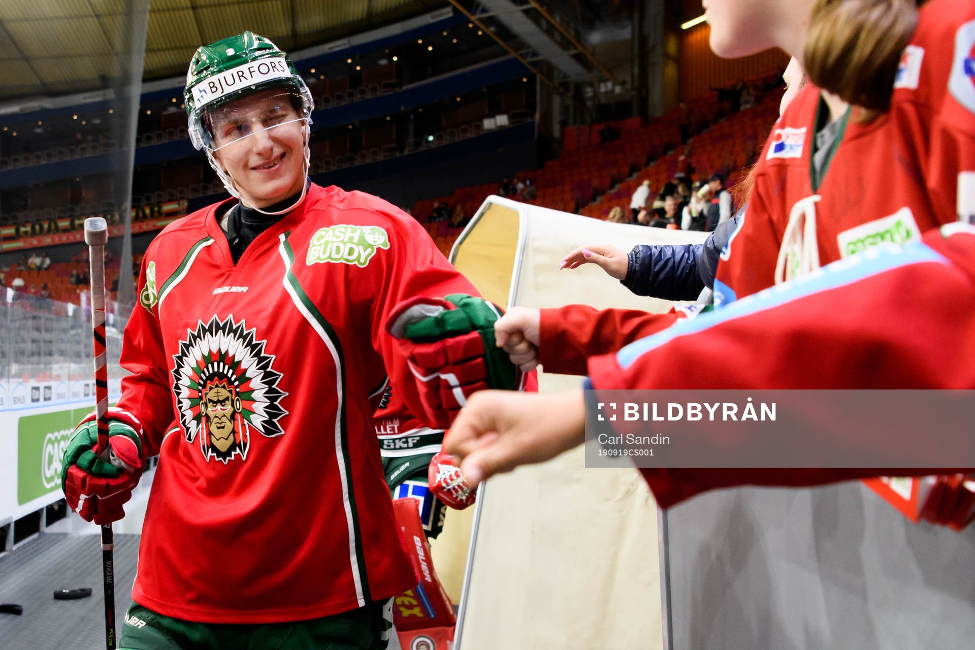 Frölundas Jacob Moverare hälsar på unga supportrar innan
