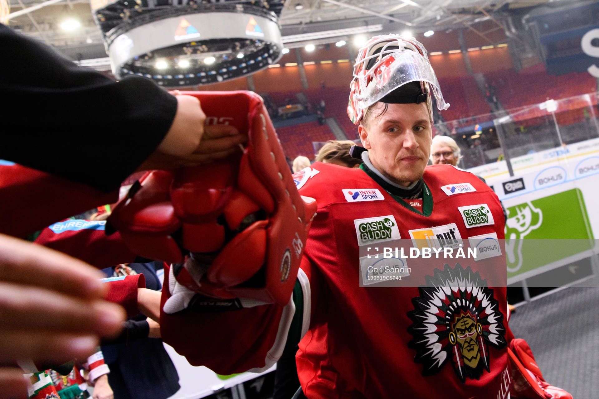 Frölundas målvakt Johan Mattsson tackar publiken