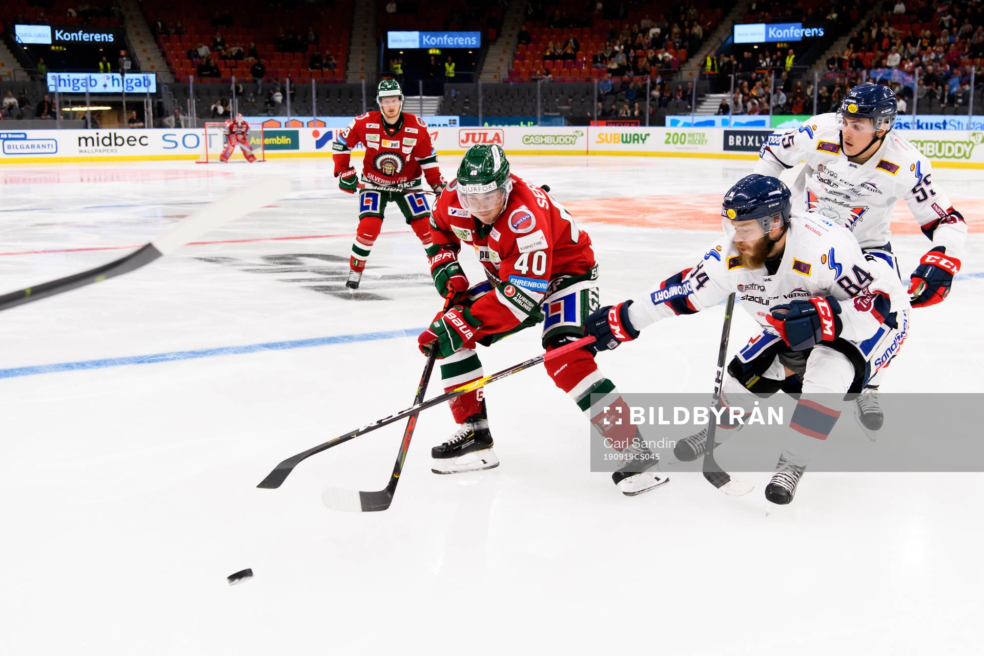 Frölundas Joel Mustonen i kamp om pucken med Linköpings