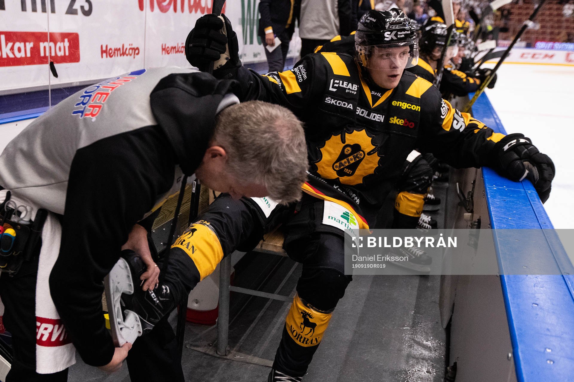 Skellefteås Linus Lindströmfår hjälp med skridskon
