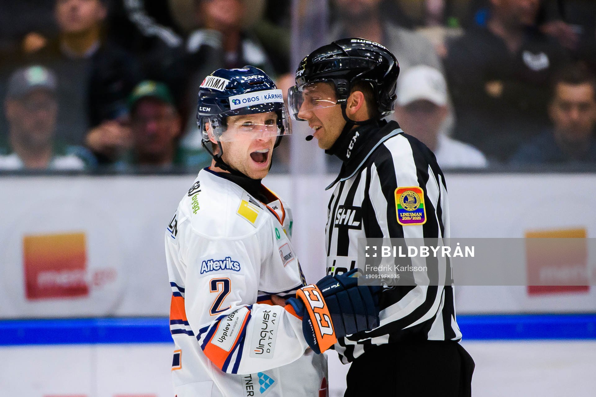 Växjös Matthew Bodie i samtal med Linjedomare Andreas