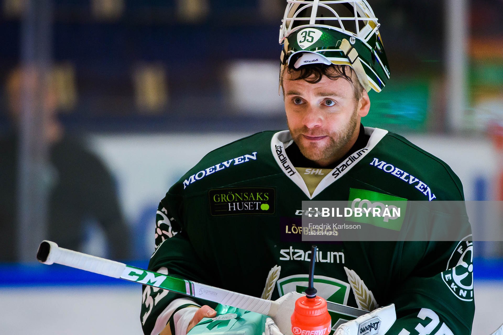 Färjestads målvakt Markus Svensson jublar