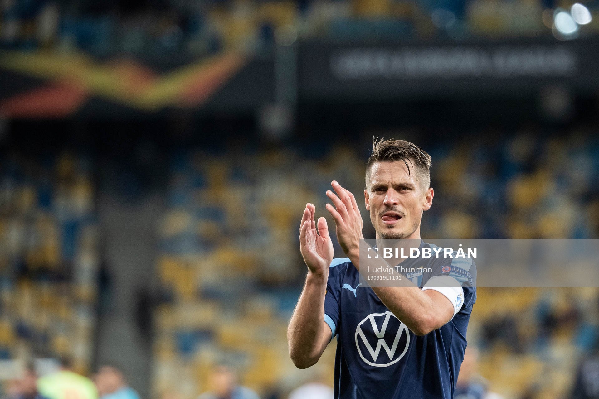 Markus Rosenberg of Malmö FF thanks the supporters after the Europa League match between Dynamo Kiev and Malmö FF September 19, 2019 in Kiev.
