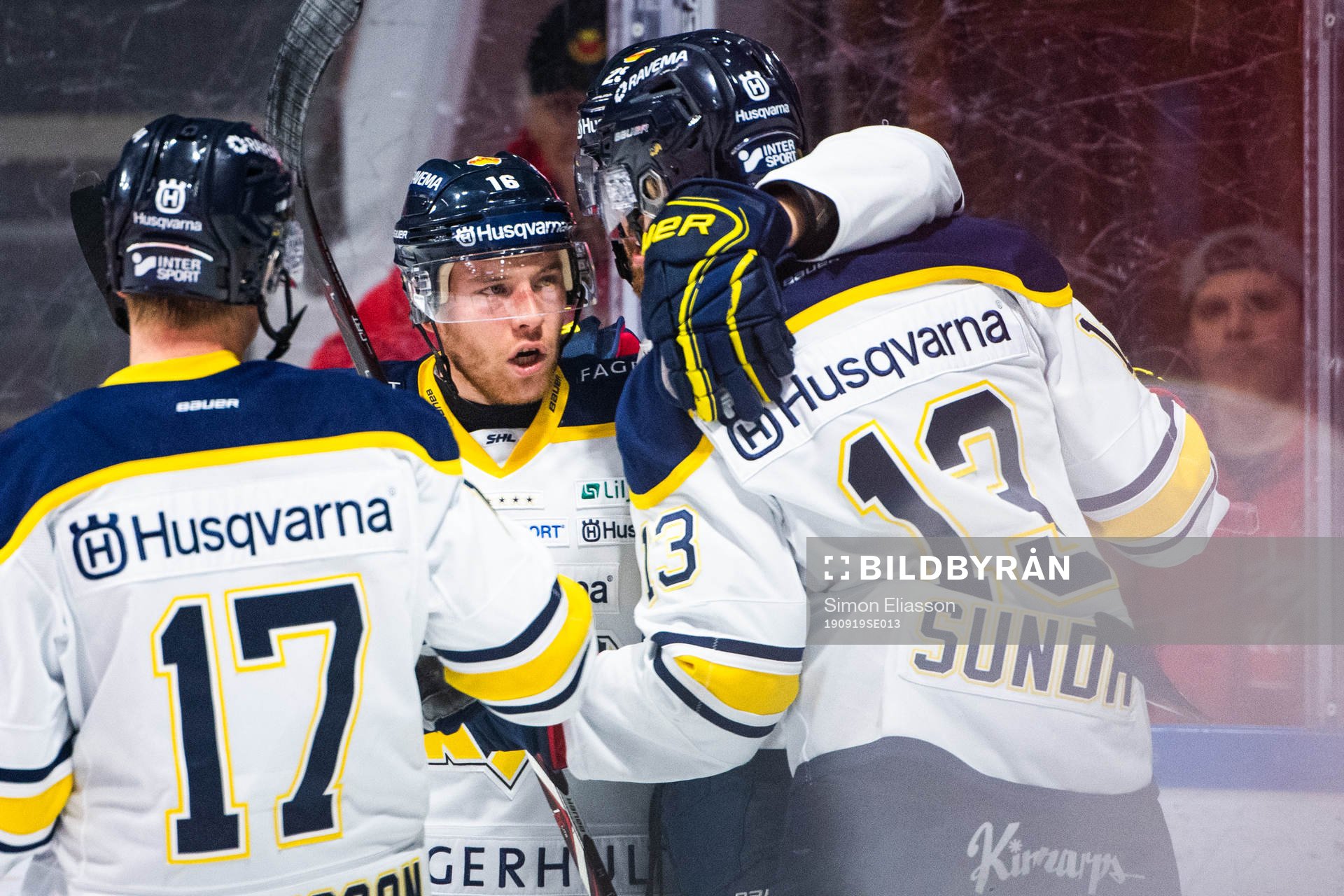 s Filip Sandberg jublar med lagkamrater