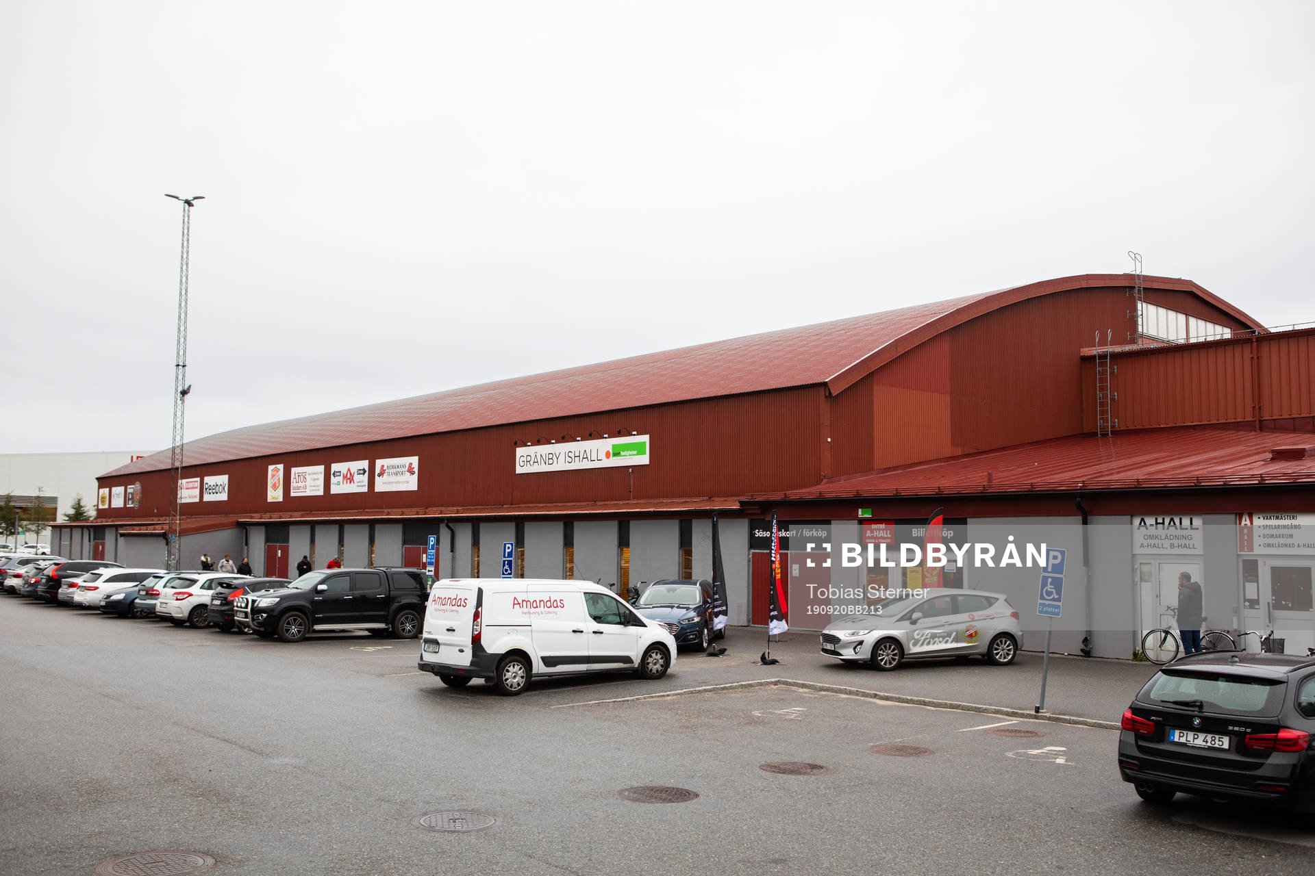 Exteriör av Gränby ishall innan ishockeymatchen i