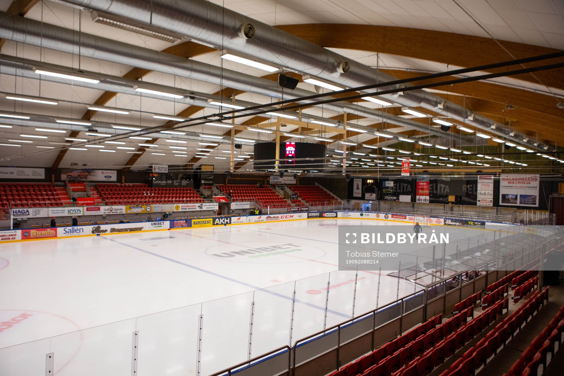 Interiör av Gränby ishall innan ishockeymatchen i