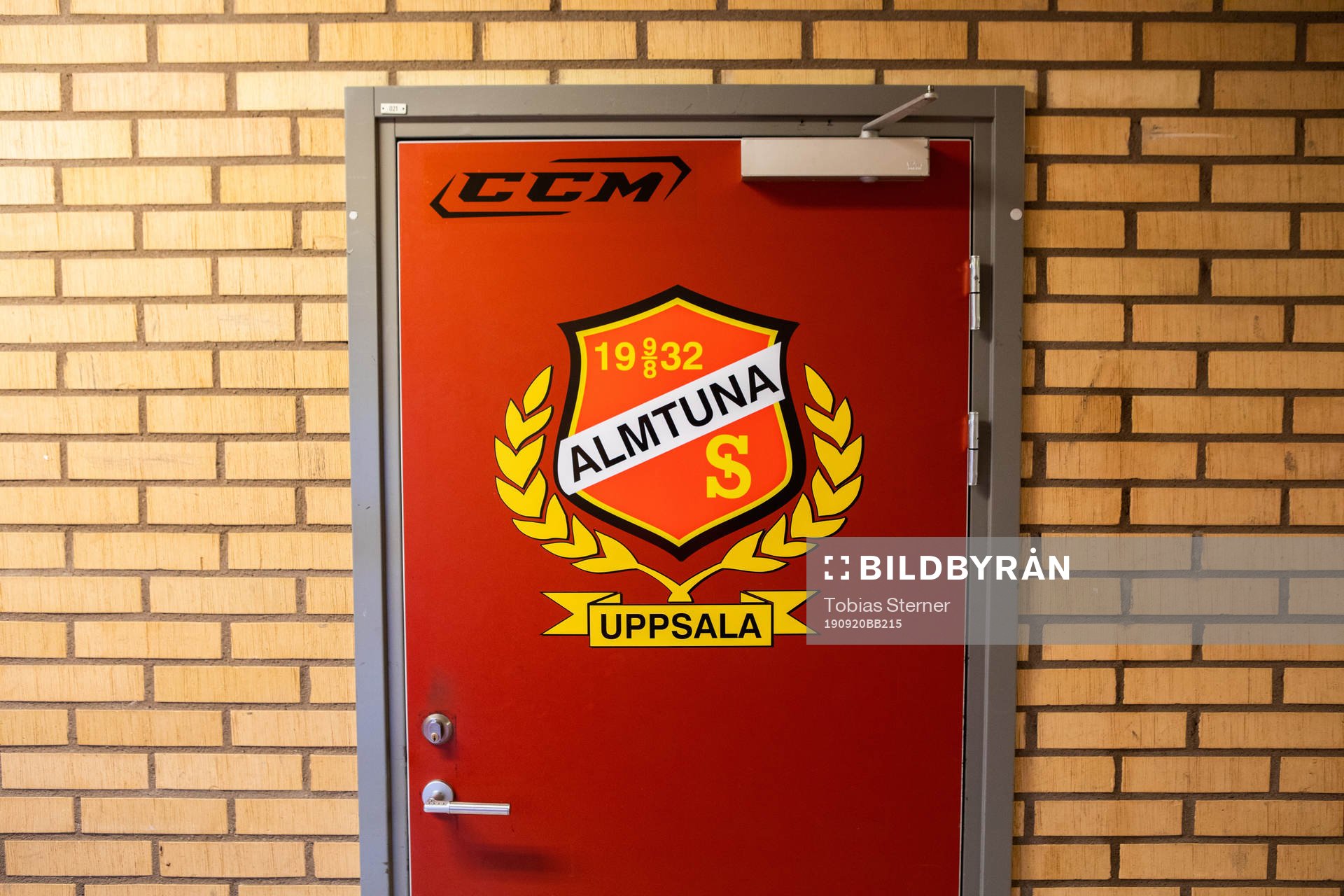 En dörr med Almtunas märke innan ishockeymatchen i