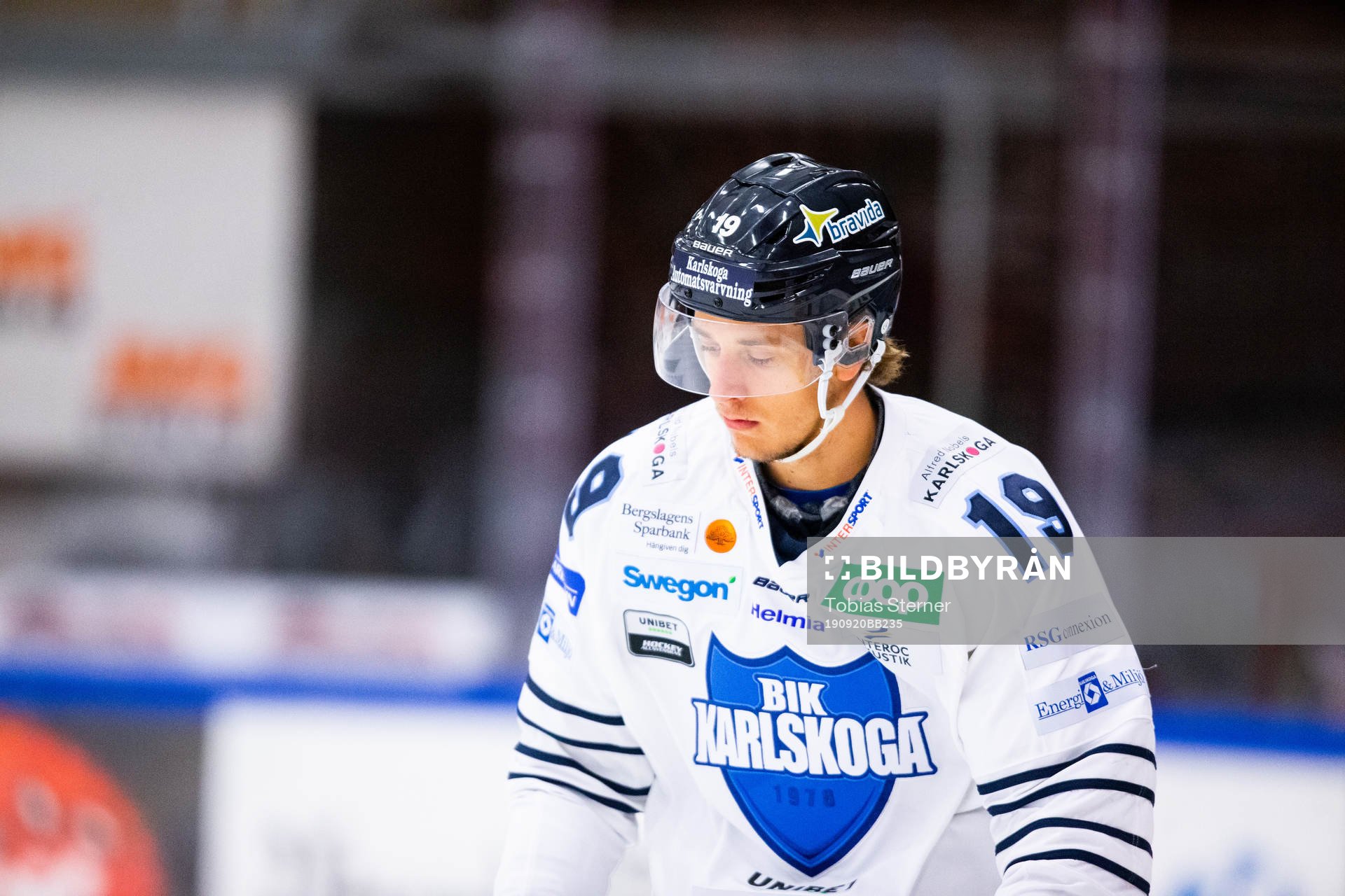 Karlskogas Filip Roos innan ishockeymatchen i
