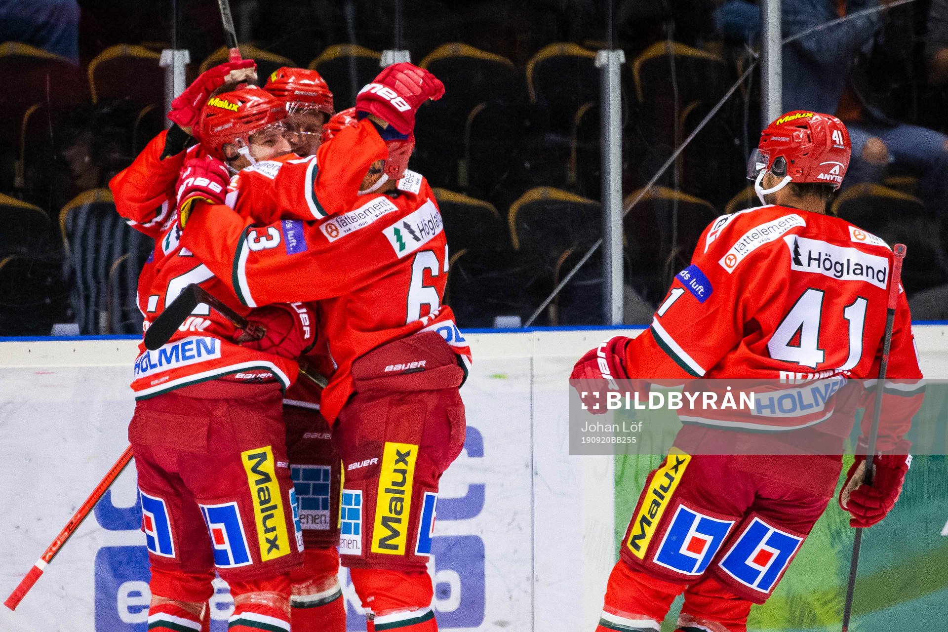 Moras Måns Carlsson jublar med lagkamrater