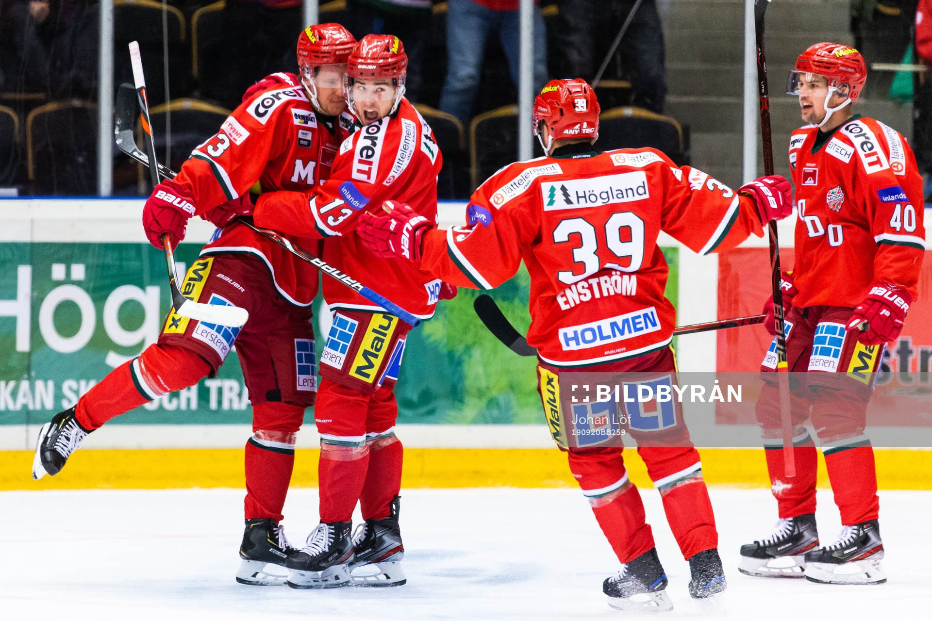 Modos Victor Berglund jublar med lagkamrater