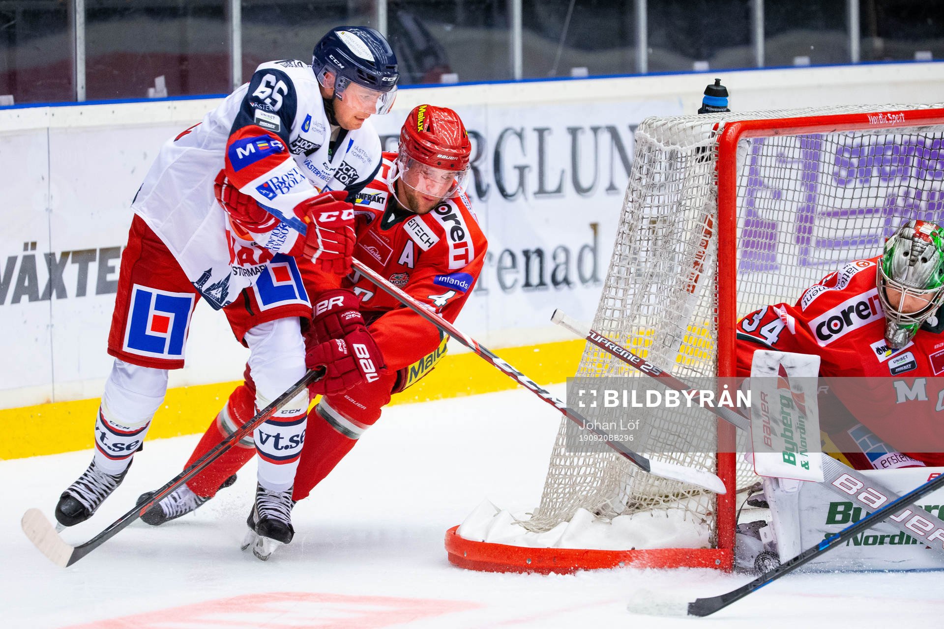 Västerviks Victor Wänghult i kamp om puck med Modos Oscar