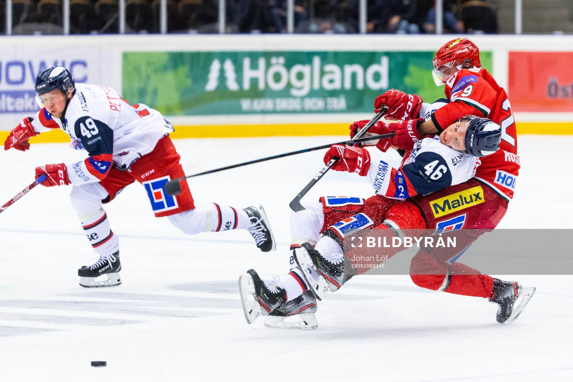 Västerviks Erik Nyström i kamp om pucken med Modos Kim