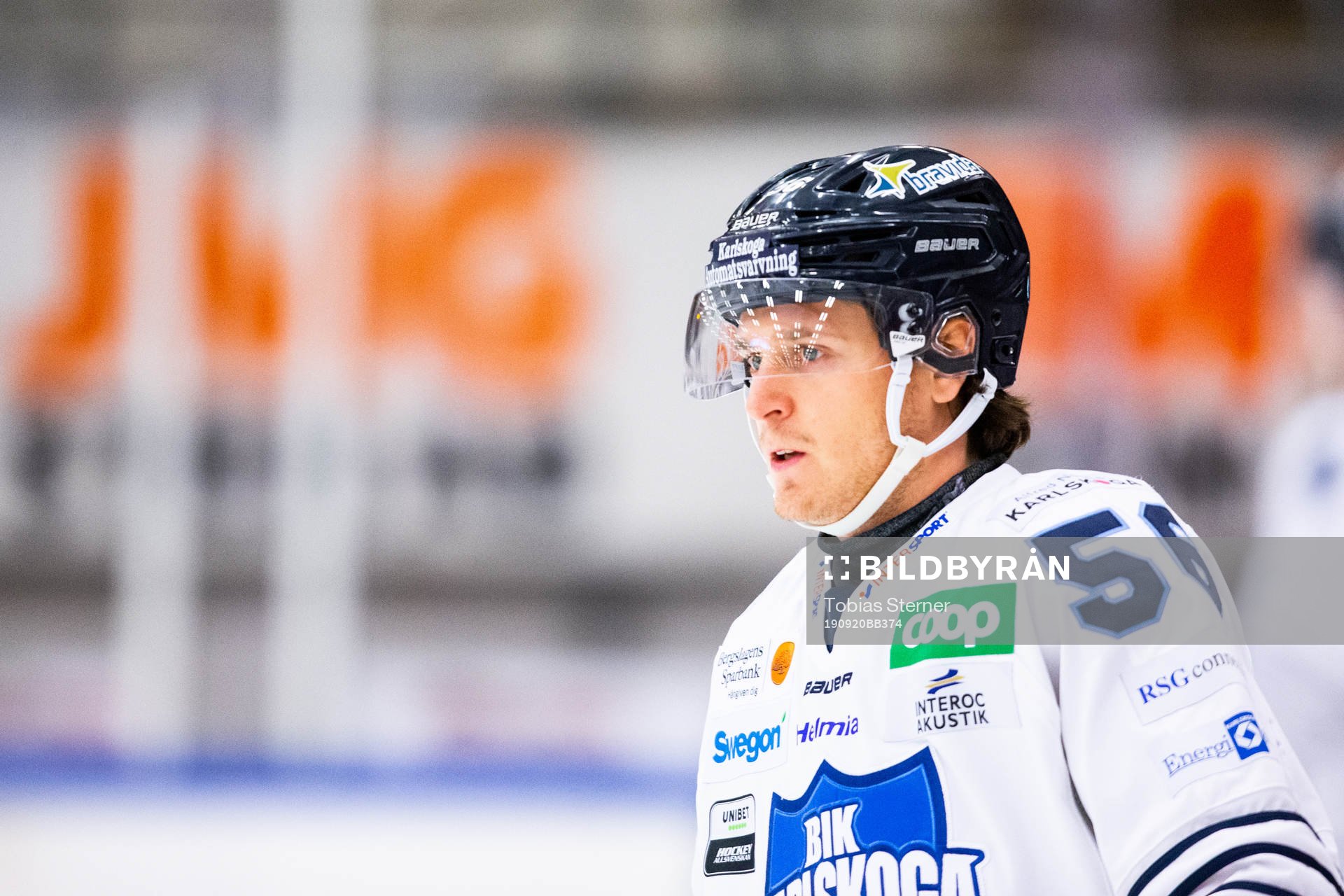 Karlskogas Fredrik Forsberg innan  ishockeymatchen i