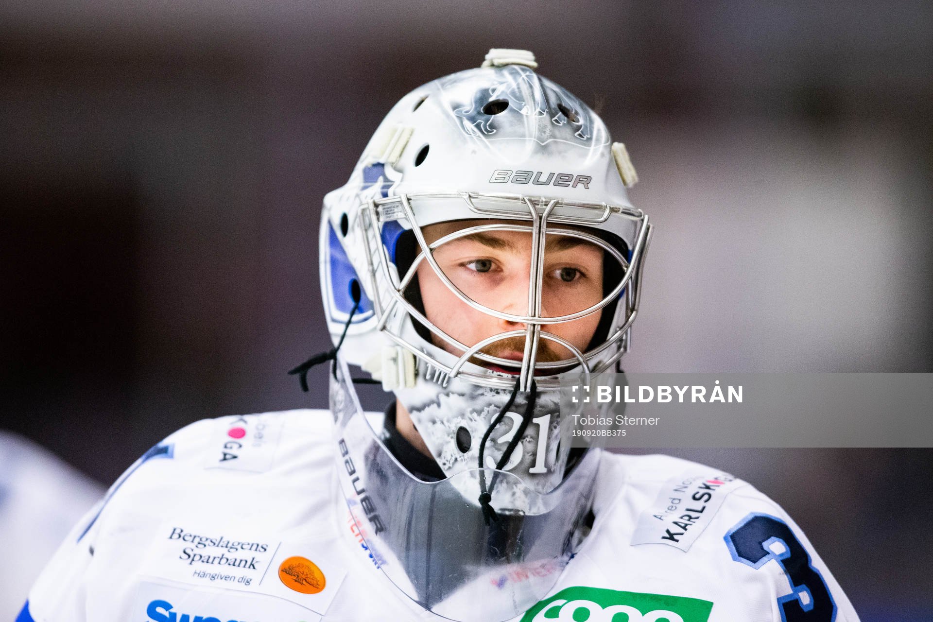 Karlskogas målvakt Tim Juel innan ishockeymatchen i