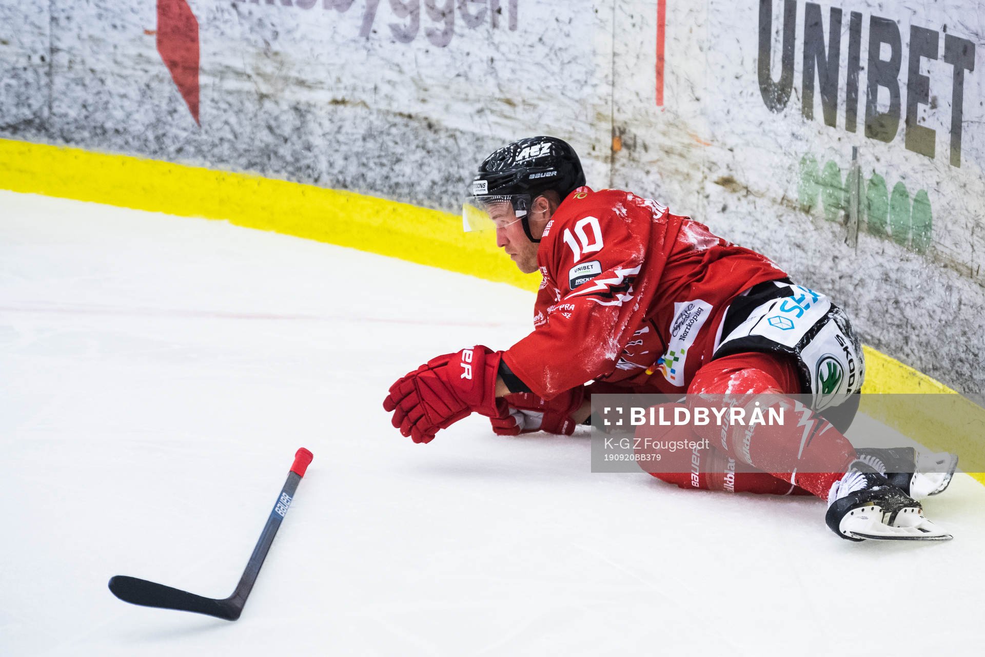 Vita Hästens Jesper Samuelsson ligger ner