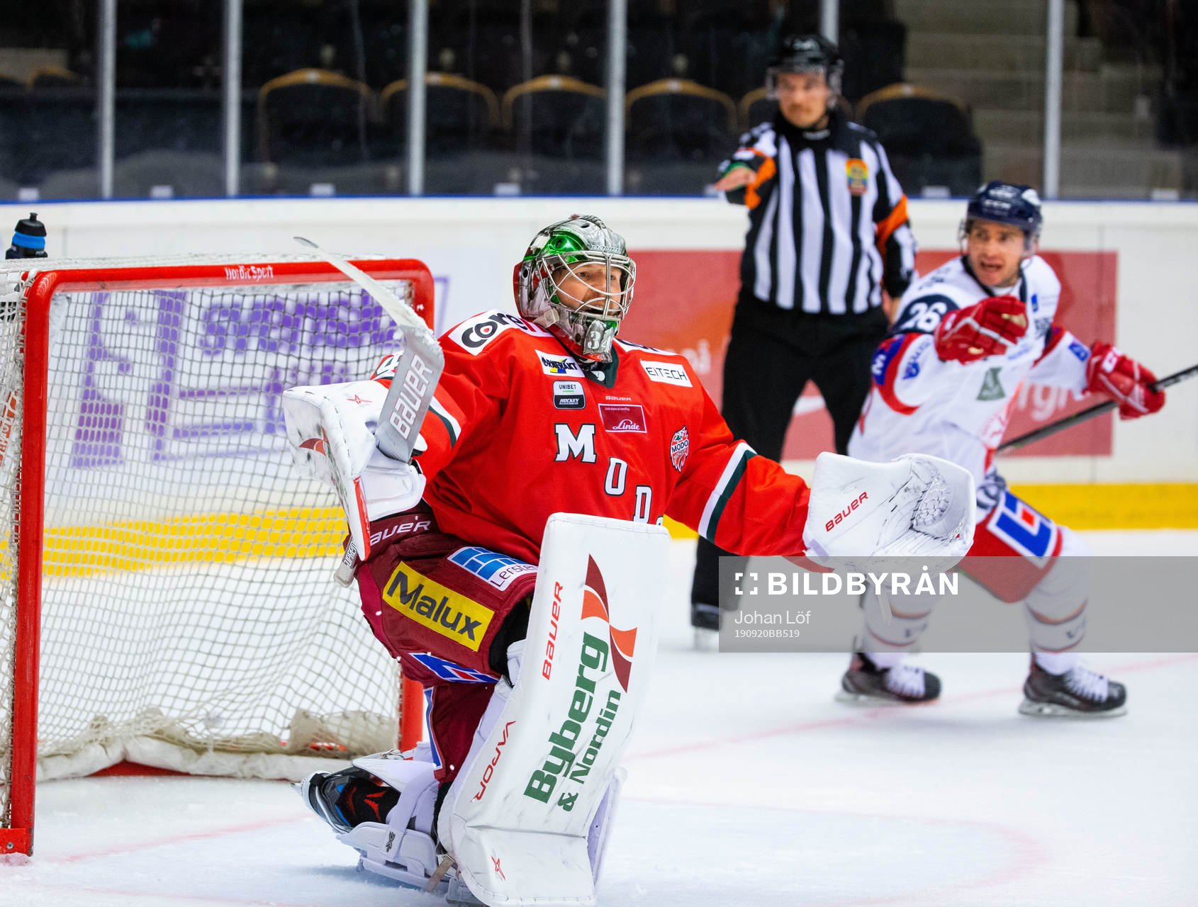 Modos målvakt Erik Hanses reagerar
